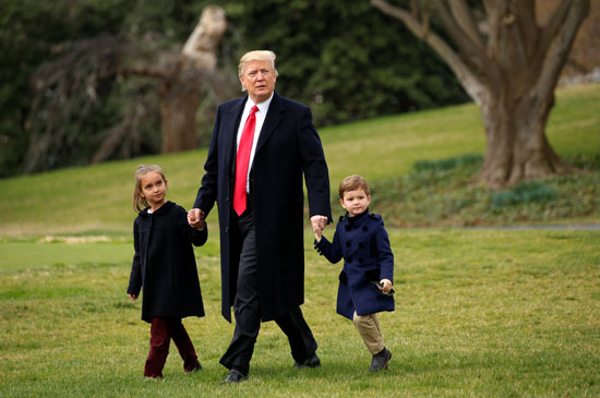 ترامب وأحفاده وسط حدائق البيت الأبيض