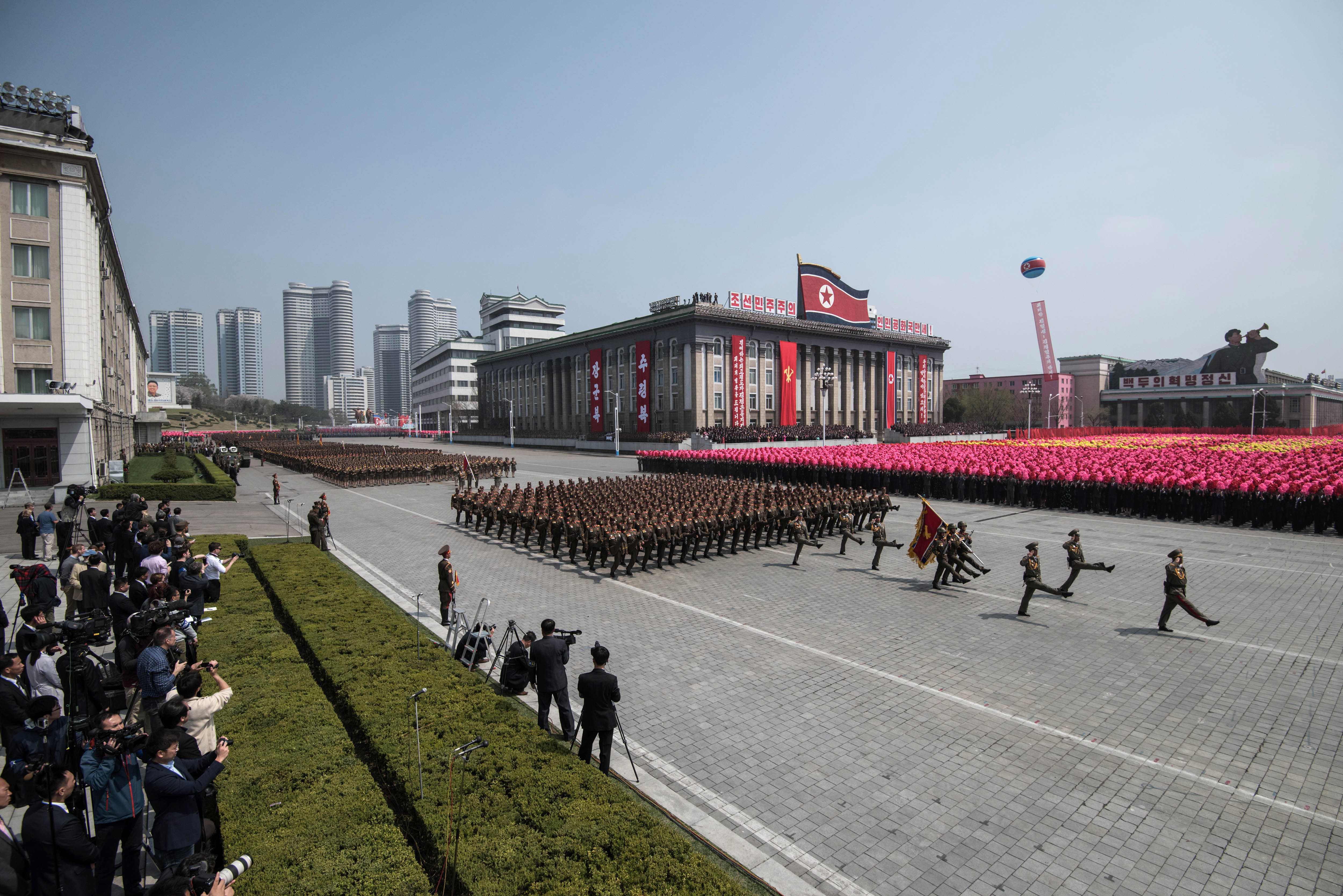عرض عسكرى بمناسبة الذكرى الـ 105 لميلاد مؤسس كوريا الشمالية