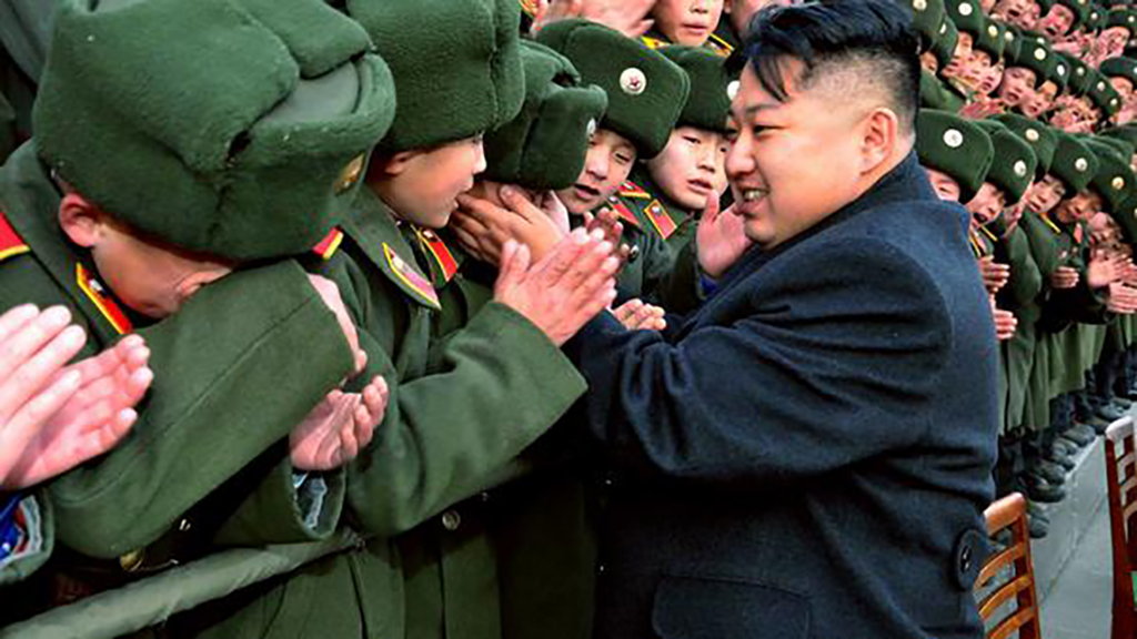 زعيم كوريا الشمالية يداعب جنوده