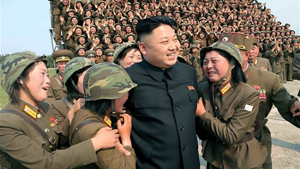 زعيم كوريا الشمالية وسط المجندات