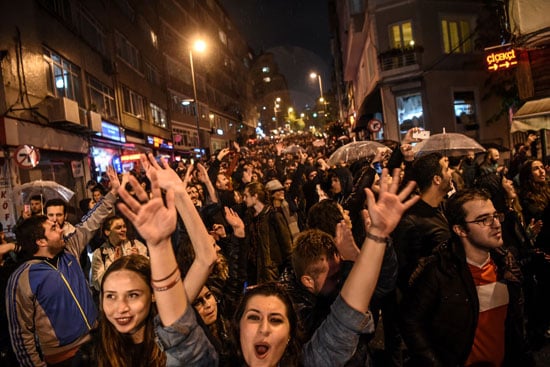جميلات تركيا يحتجون ضد أردوغان