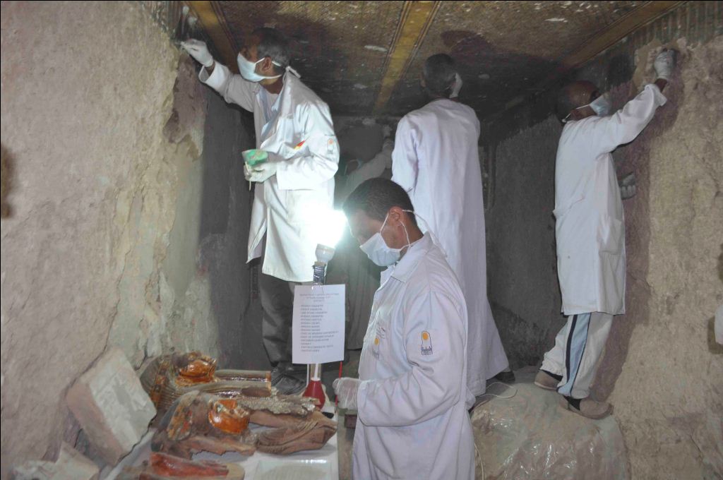 البعثة المصرية تعمل داخل المقبرة واكتشاف المزيد من الأسرار