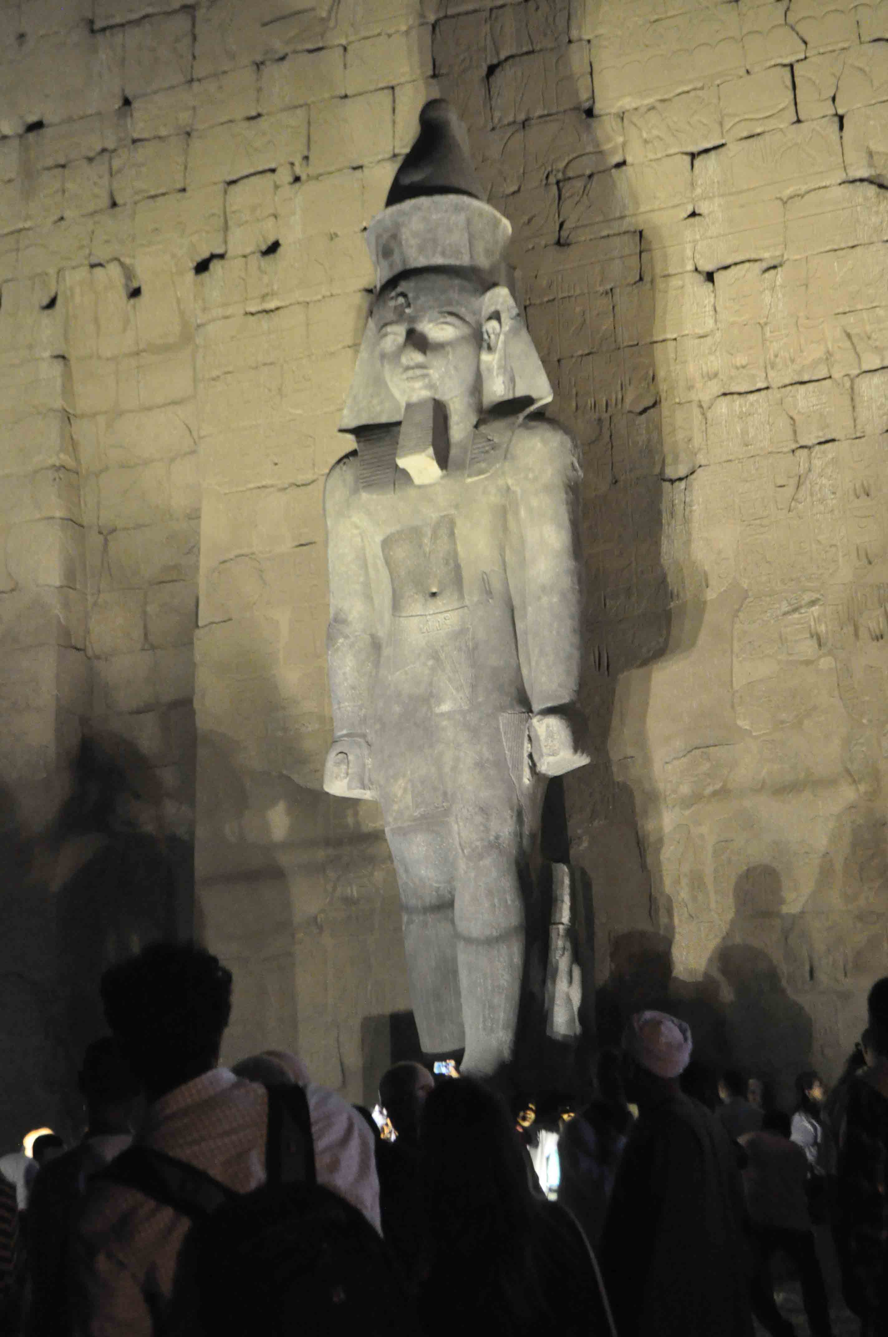  تمثال الملك رمسيس الثانى يعود لموقع بواجهة معبد الأقصر