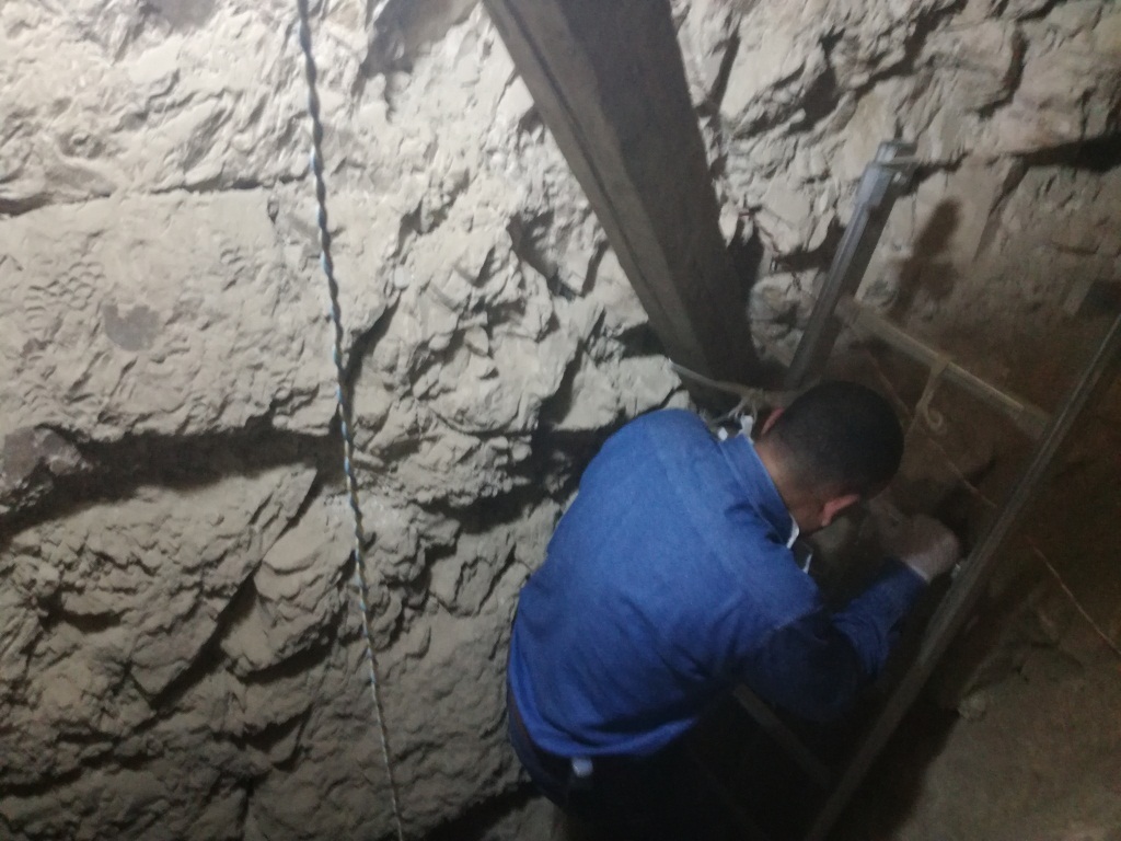  الدكتور مصطفى وزيرى خلال النزول للعمل بمقبرة أوسرحات بالأقصر
