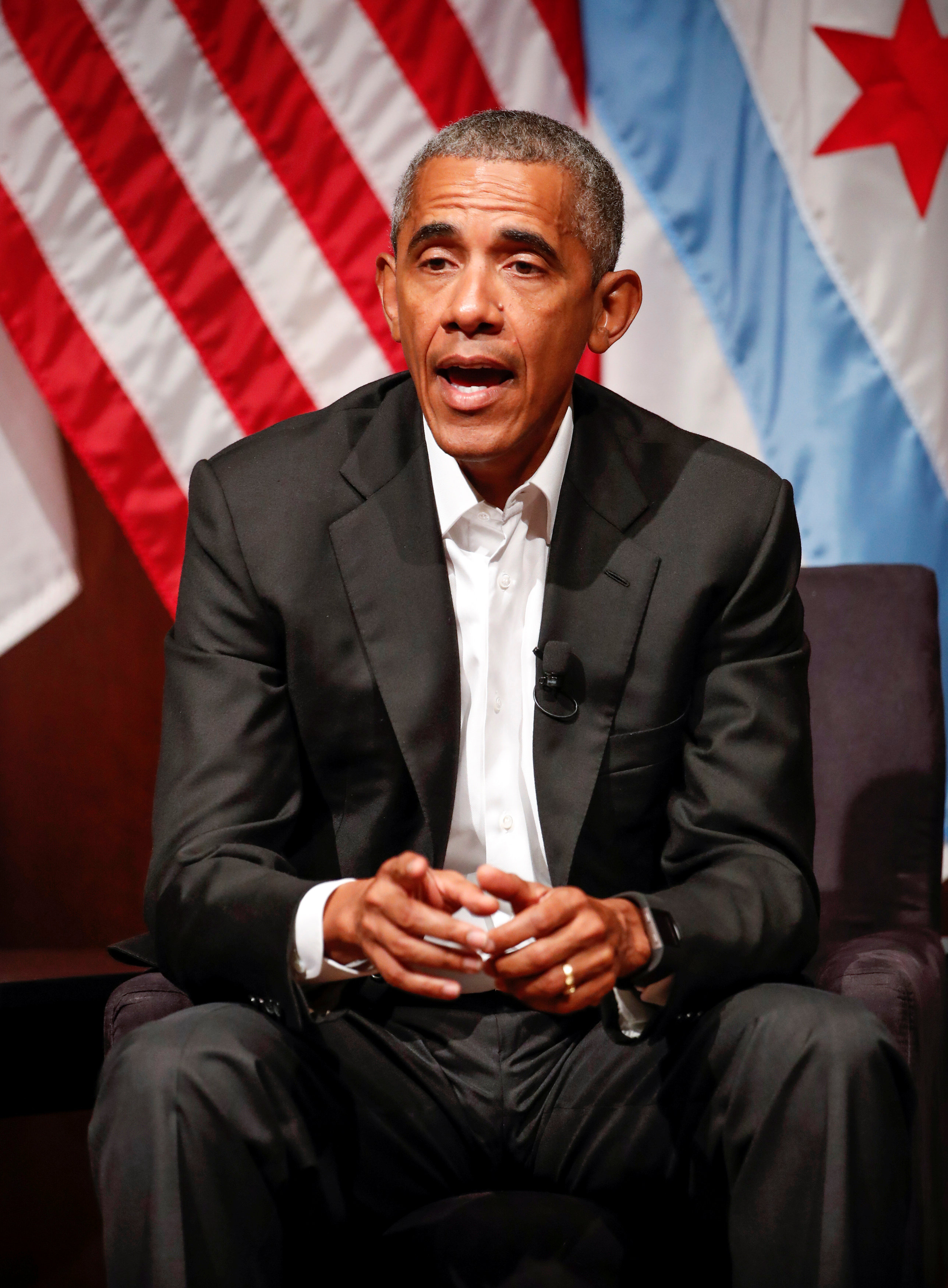 أوباما خلال لقاءه القادة الشباب فى شيكاغو