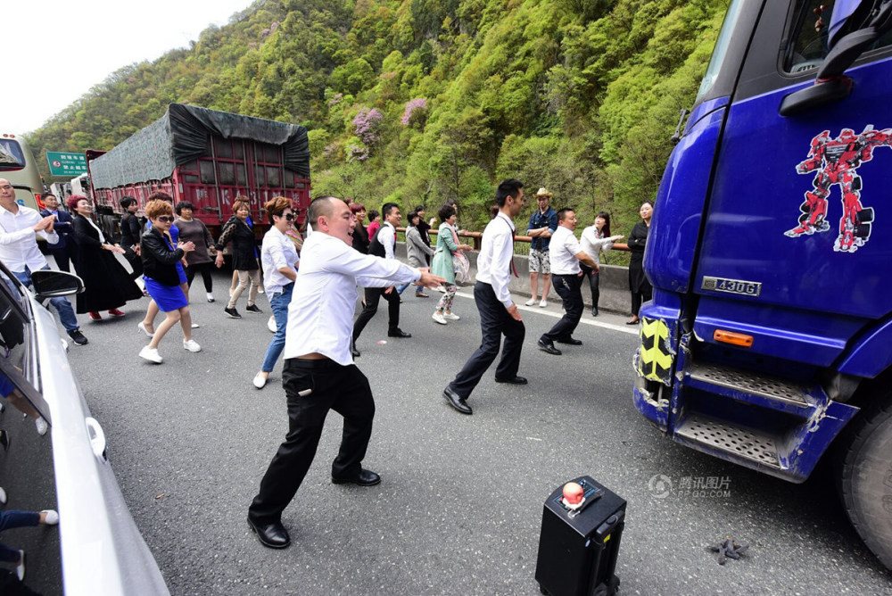 صينييون يرقصون فى الطرقات