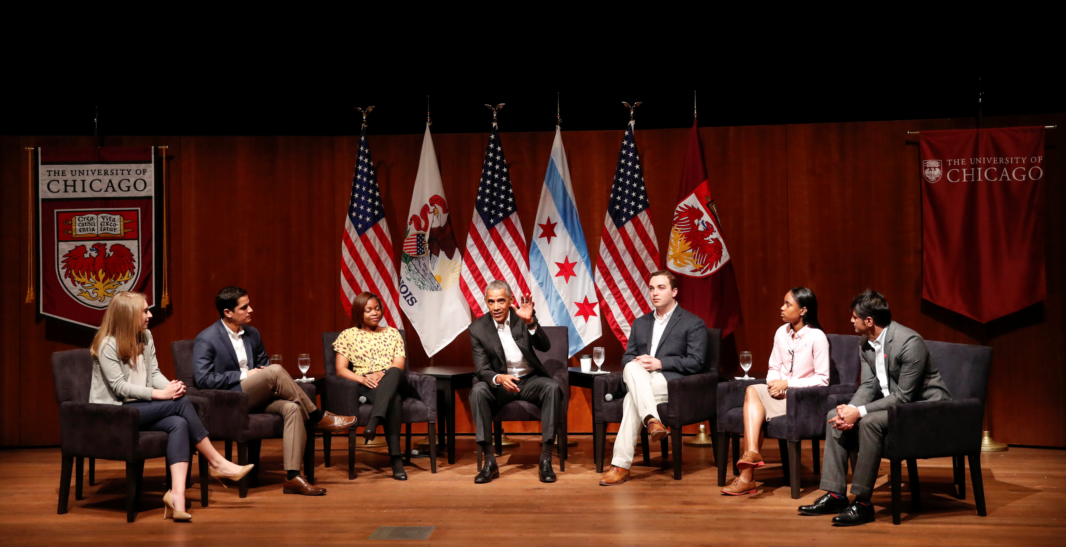 باراك أوباما خلال لقاءه القادة الشباب فى شيكاغو