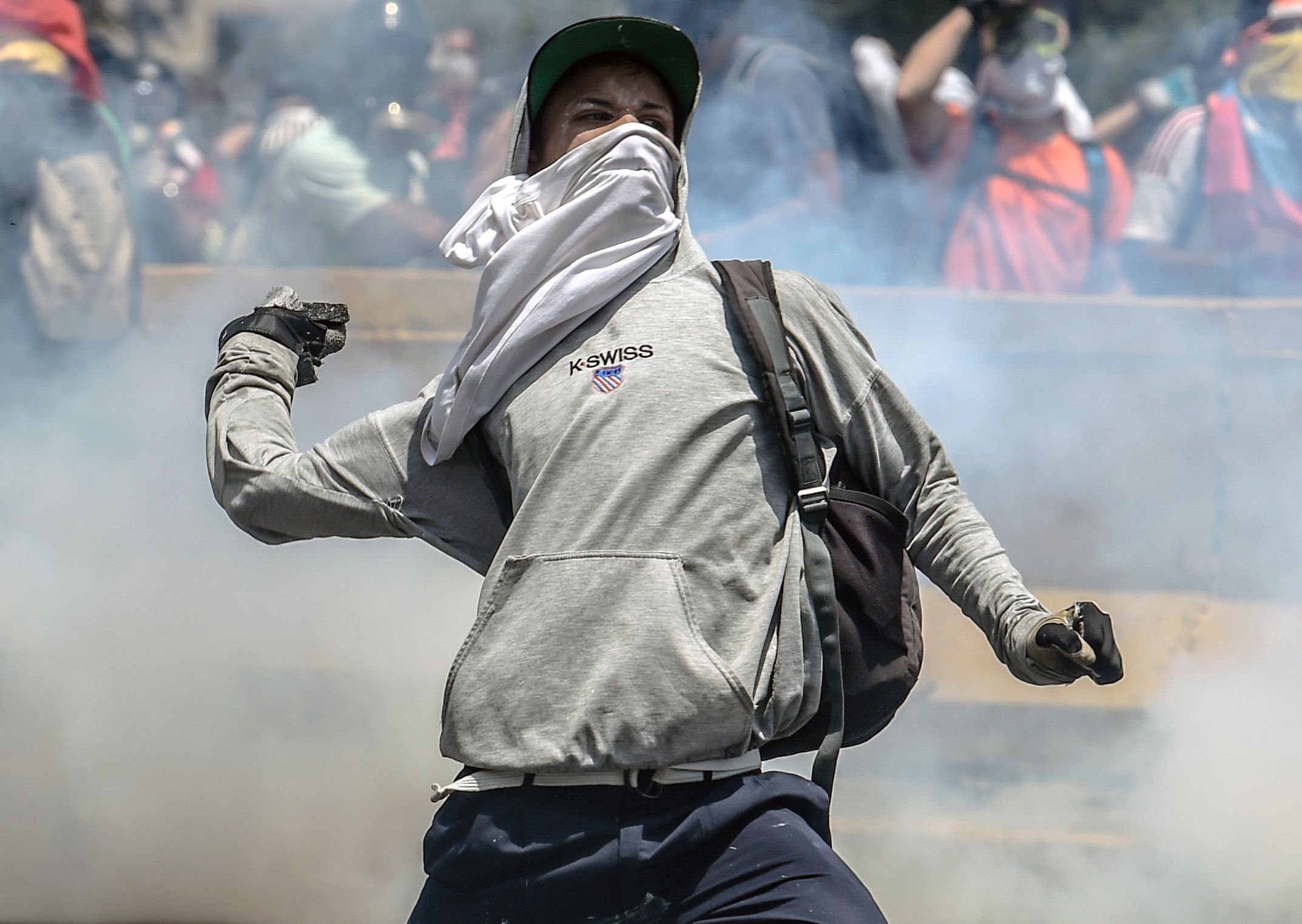 متظاهر ضد الرئيس الفنزويلي