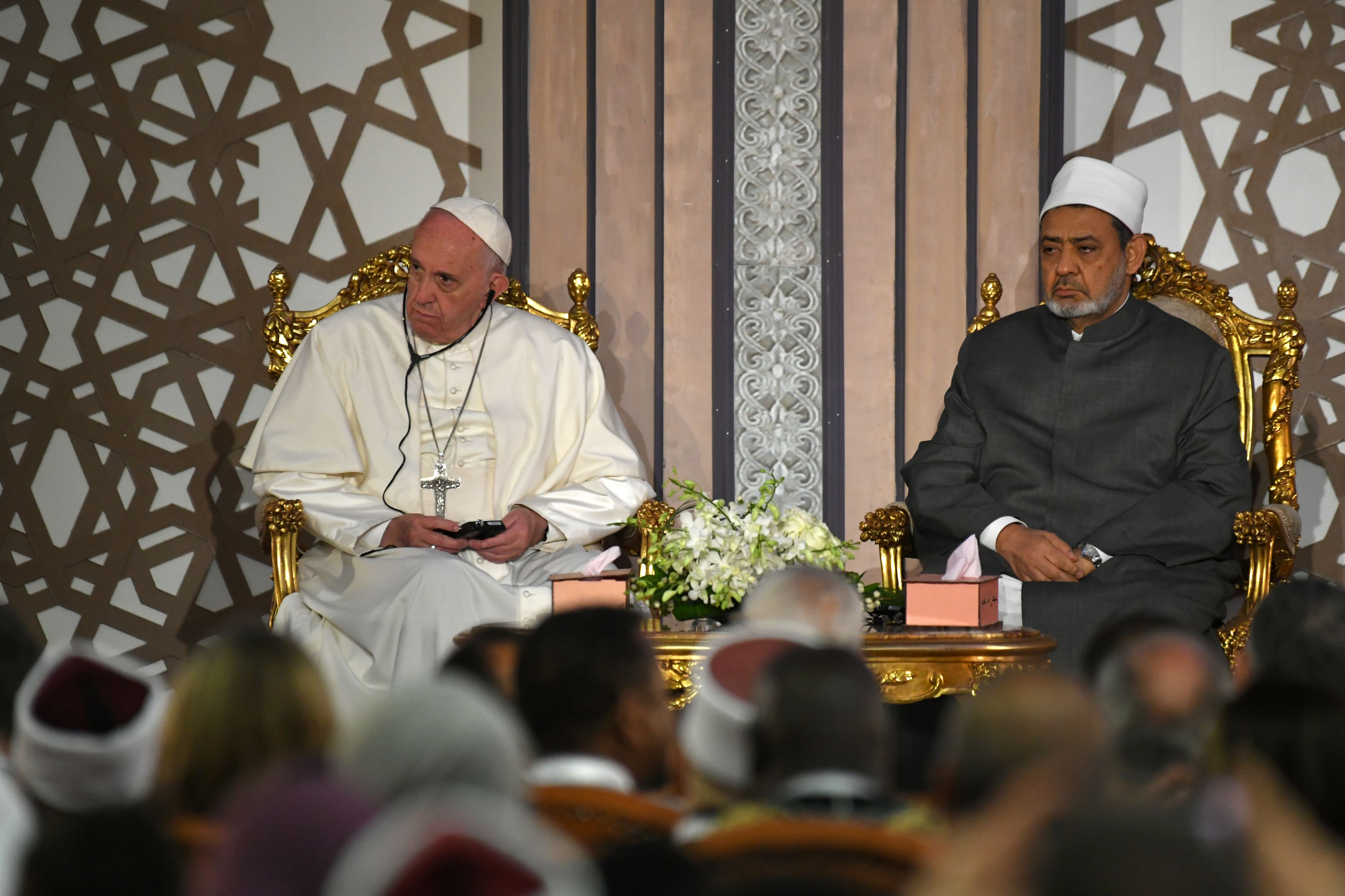 استماع البابا والدكتور الطيب لكلمة في مؤتمر السلام