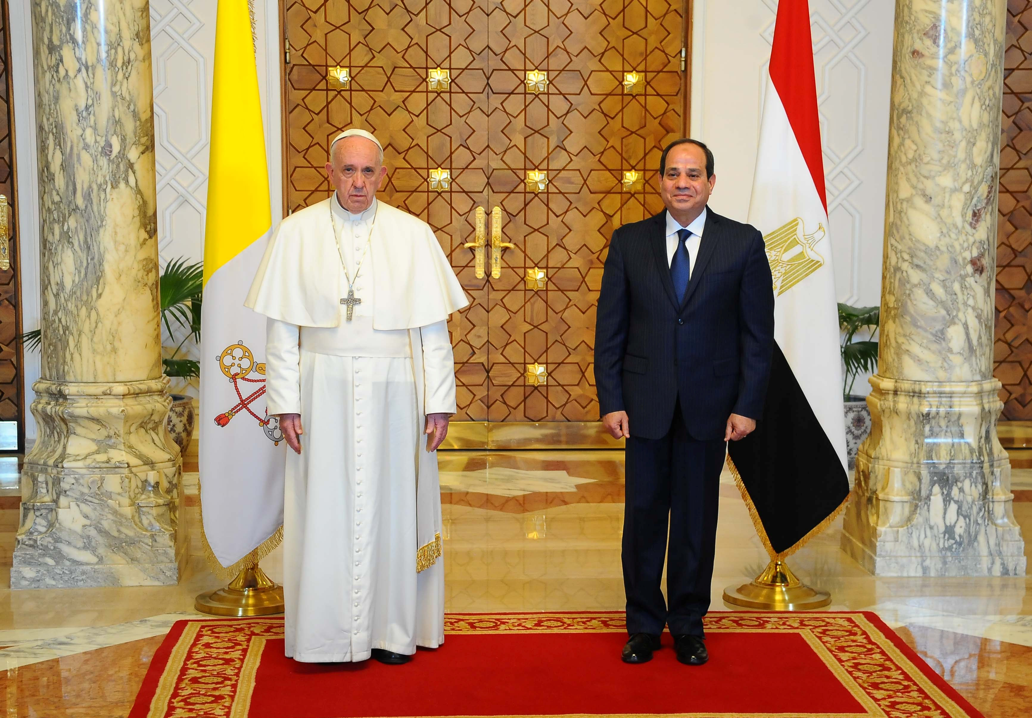 الرئيس السيسى والبابا فرانسيس وخلفهما العلمين المصرى والفاتيكانى