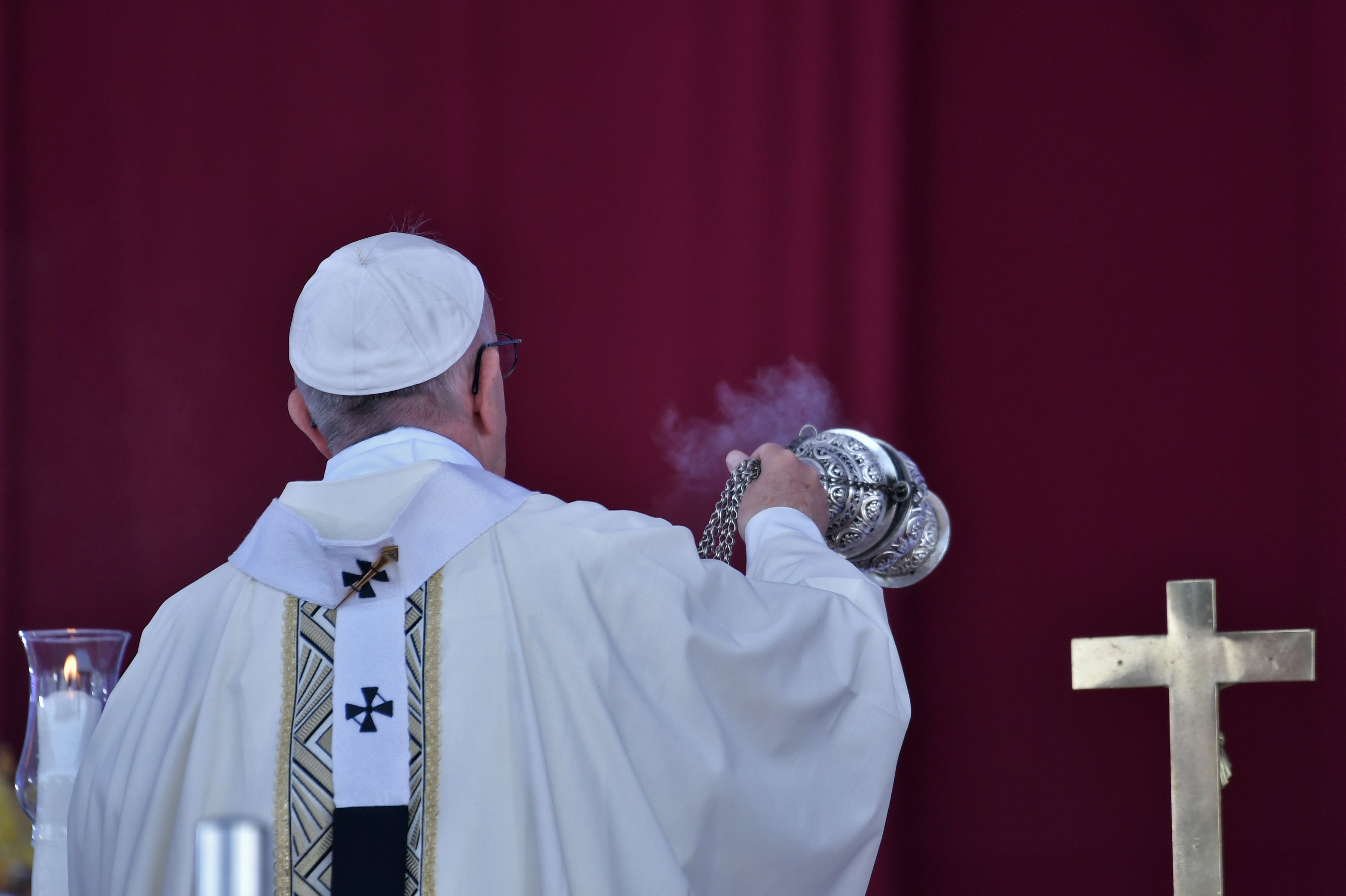 بابا الفاتيكان يبدأ مراسم أداء القداس الإلهى