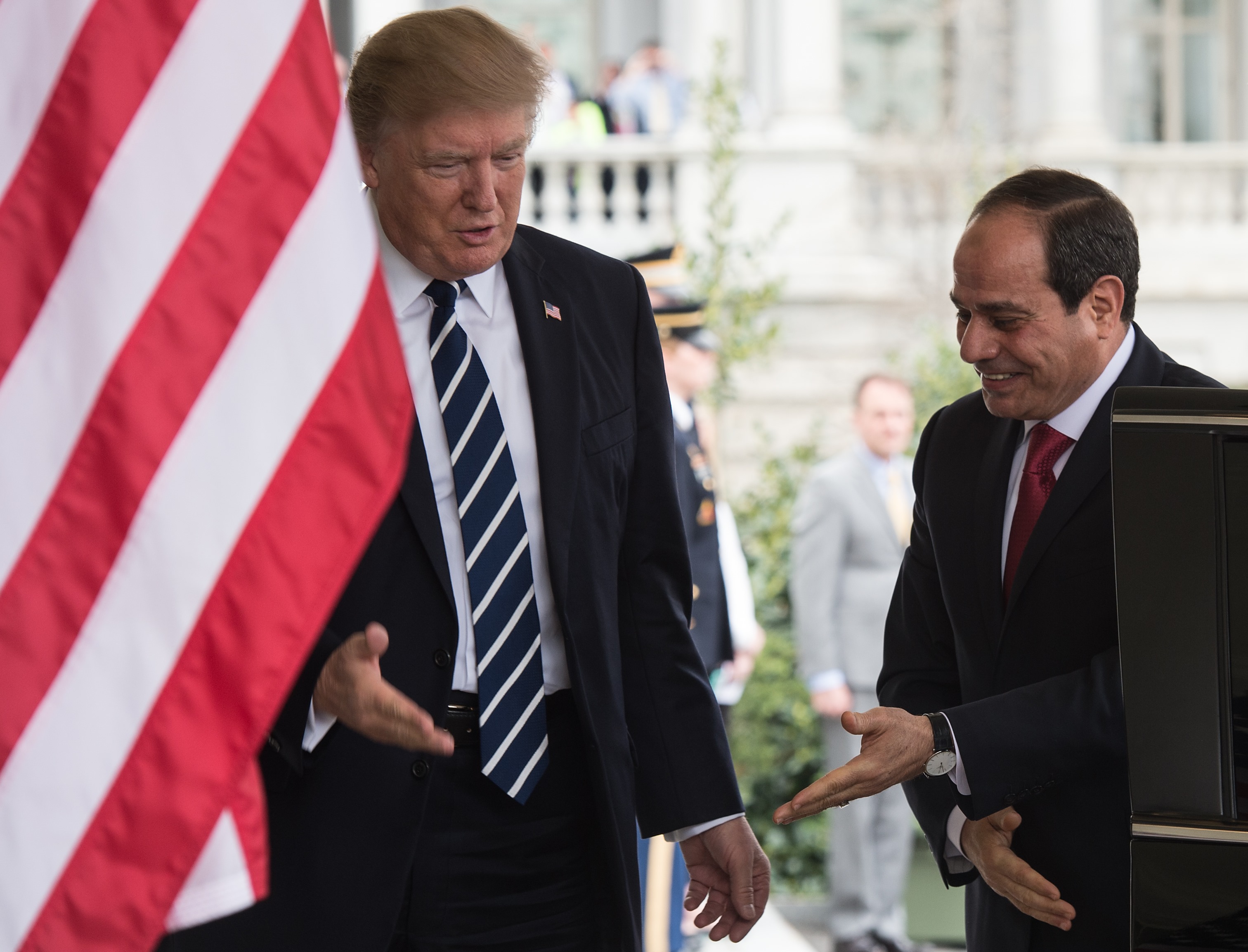 دونالد ترامب يستقل الرئيس السيسى دونالد ترامب يستقل الرئيس السيسى