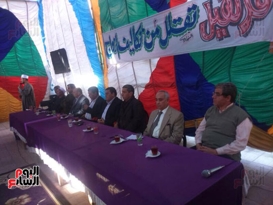 مجموعة من المسئولين أثناء المناقشة