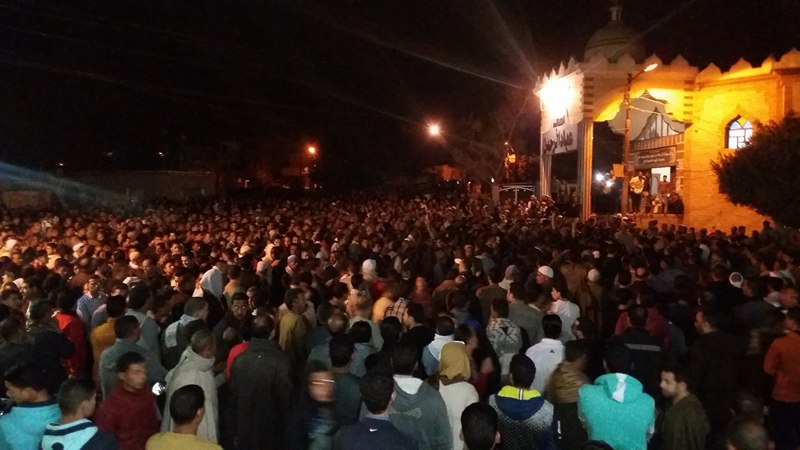 الأهالى يشيعون الجنازة الأهالى يشيعون الجنازة