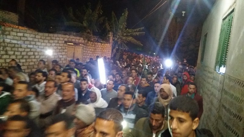 أهالى كوم حمادة خلال الجنازة أهالى كوم حمادة خلال الجنازة