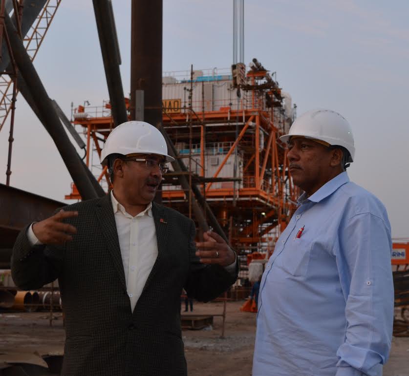 الجيولوجى مصطفى طاهر رئيس الشركة العامة خلال تفقده لاعمال المنصة البحرية