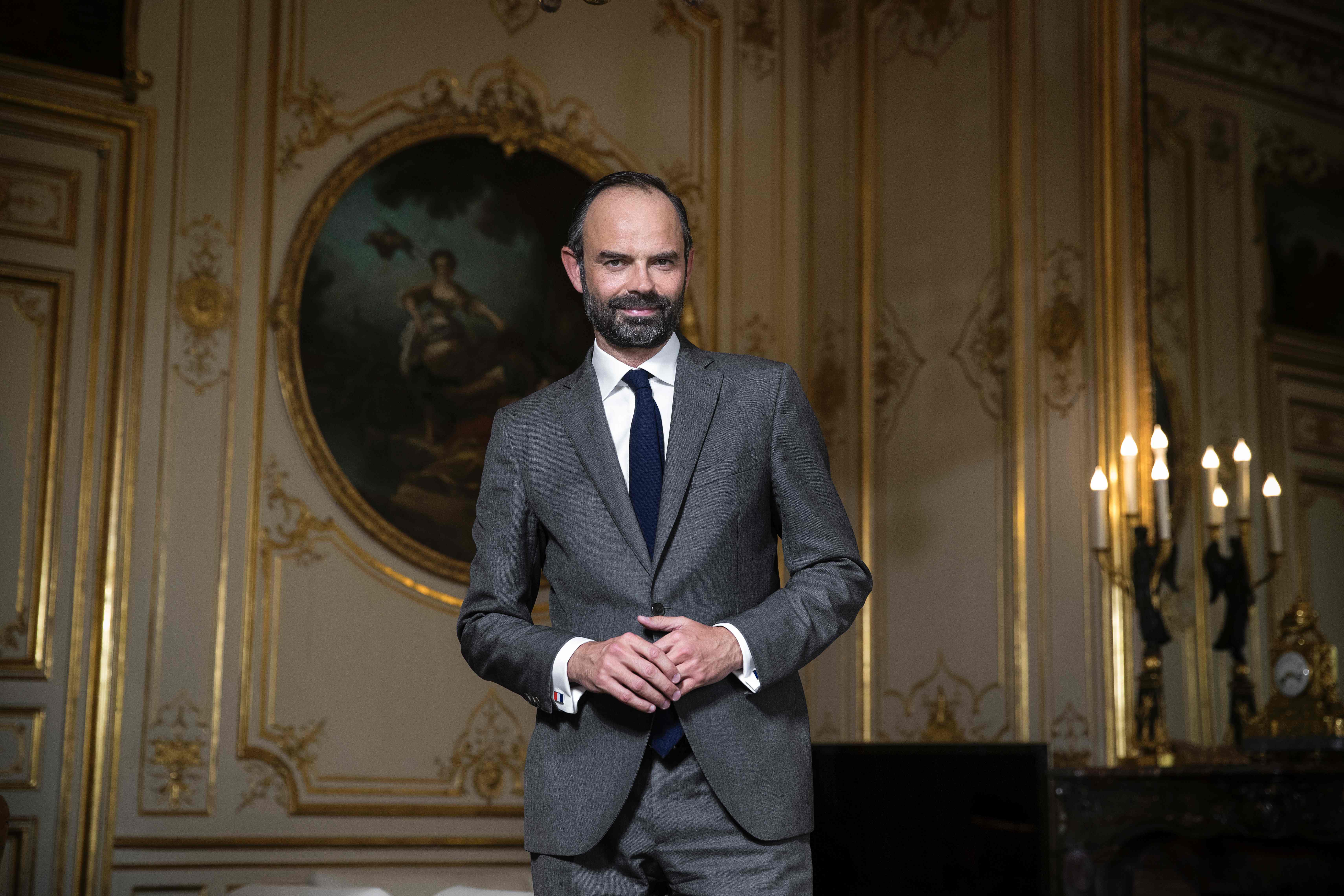 رئيس وزراء فرنسا داخل مكتبه فى باريس