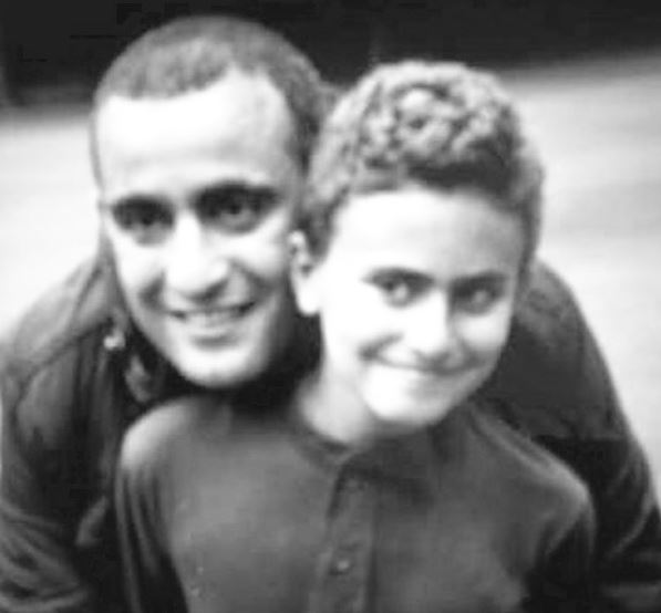 أحمد السقا مع نجله ياسين عندما كان طفلا