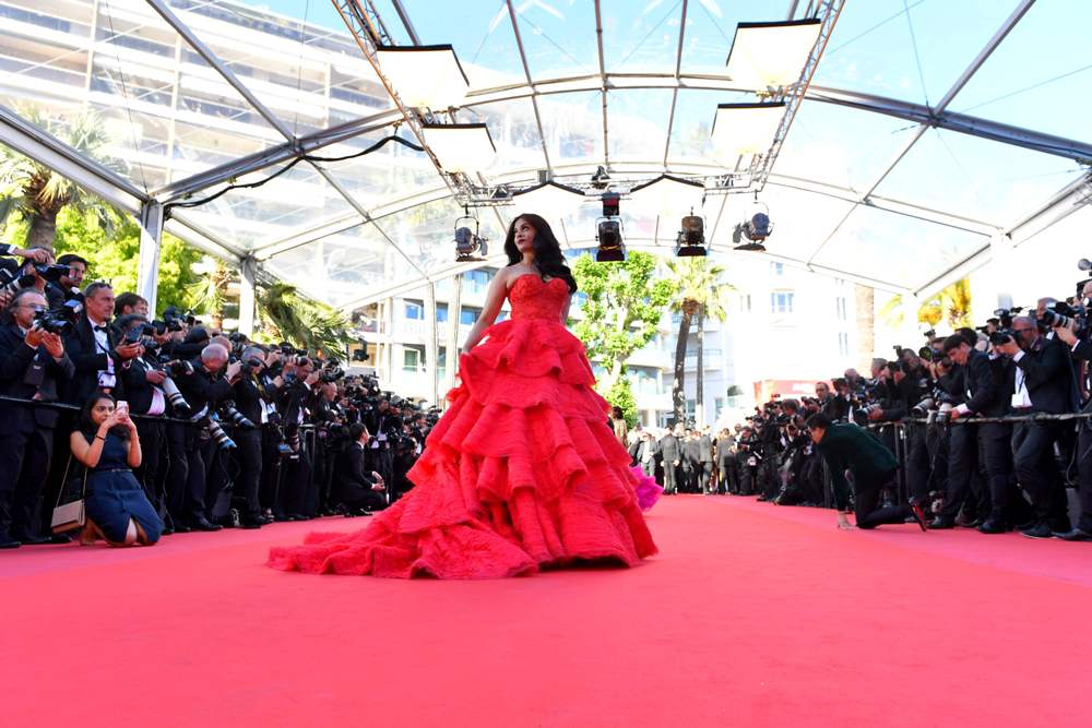 الهندية آيشواريا راي تتألق بالأحمر علي السجادة مهرجان كان  (8)