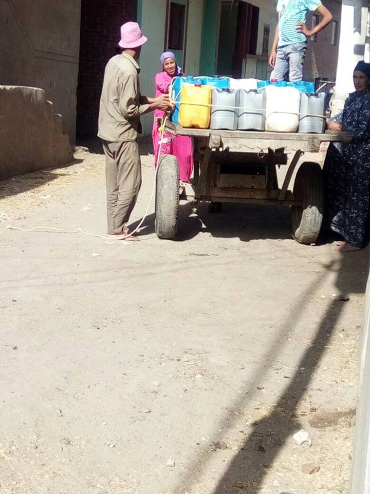 رقم 3 أهالي عزبة غازي يحملون مياه الشرب