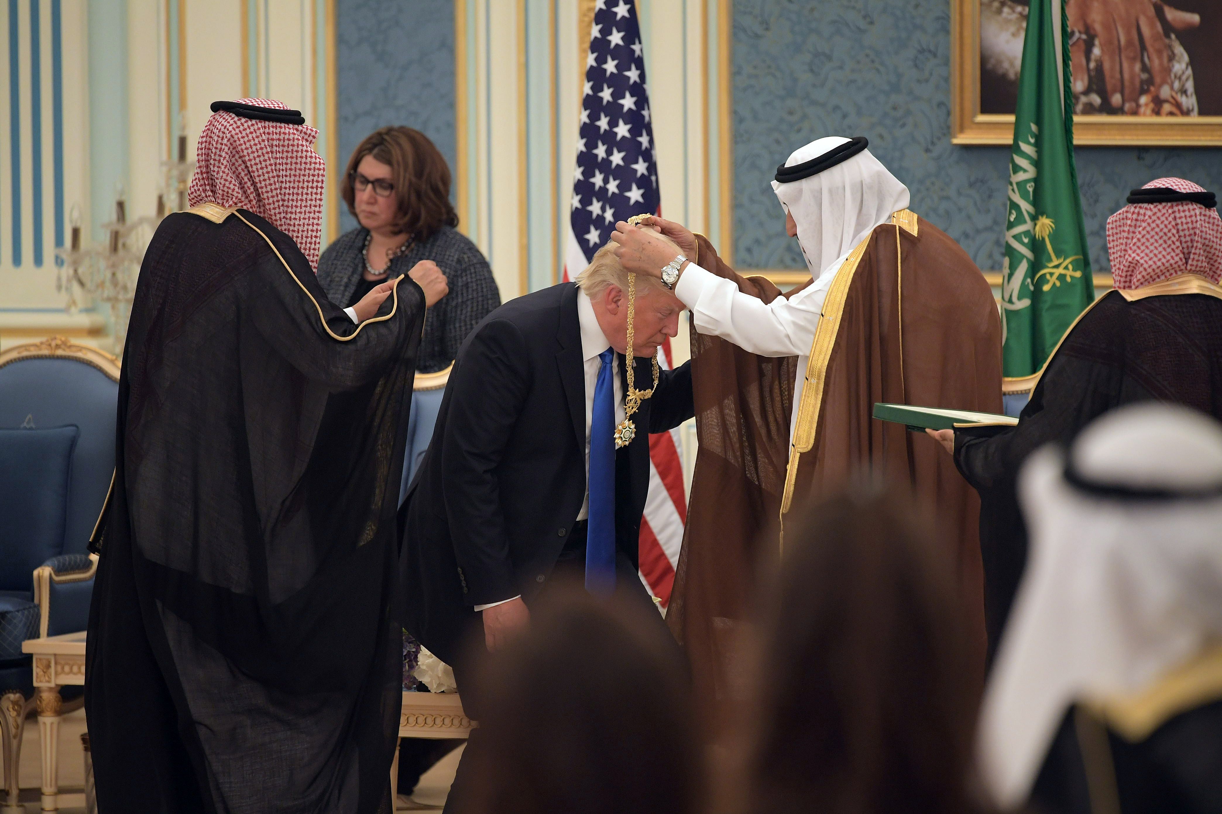 الملك سلمان يهدى ترامب قلادة الملك عبد العزيز