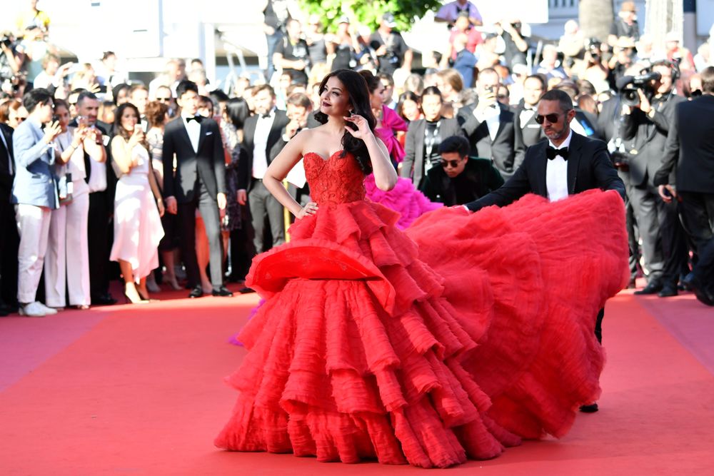 الهندية آيشواريا راي تتألق بالأحمر علي السجادة مهرجان كان  (2)