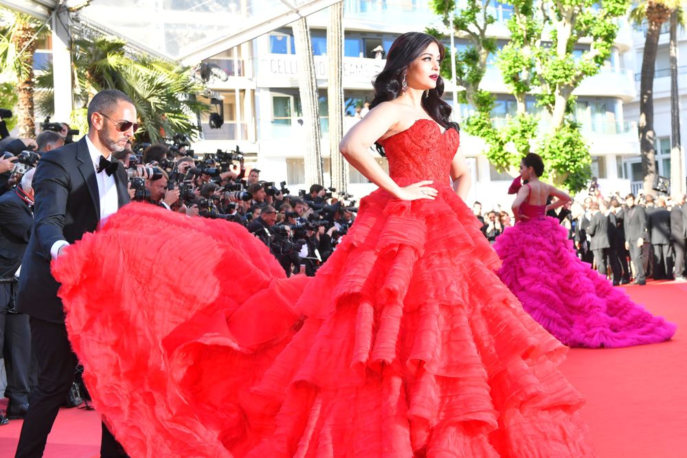 الهندية آيشواريا راي تتألق بالأحمر علي السجادة مهرجان كان  (3)