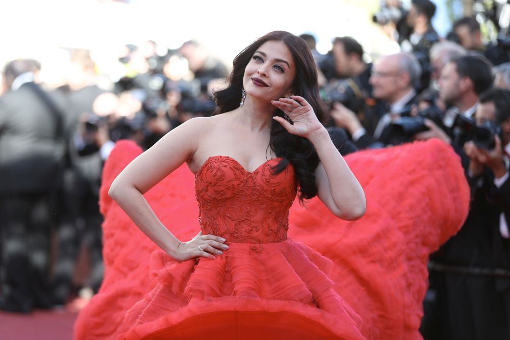 الهندية آيشواريا راي تتألق بالأحمر علي السجادة مهرجان كان  (5)