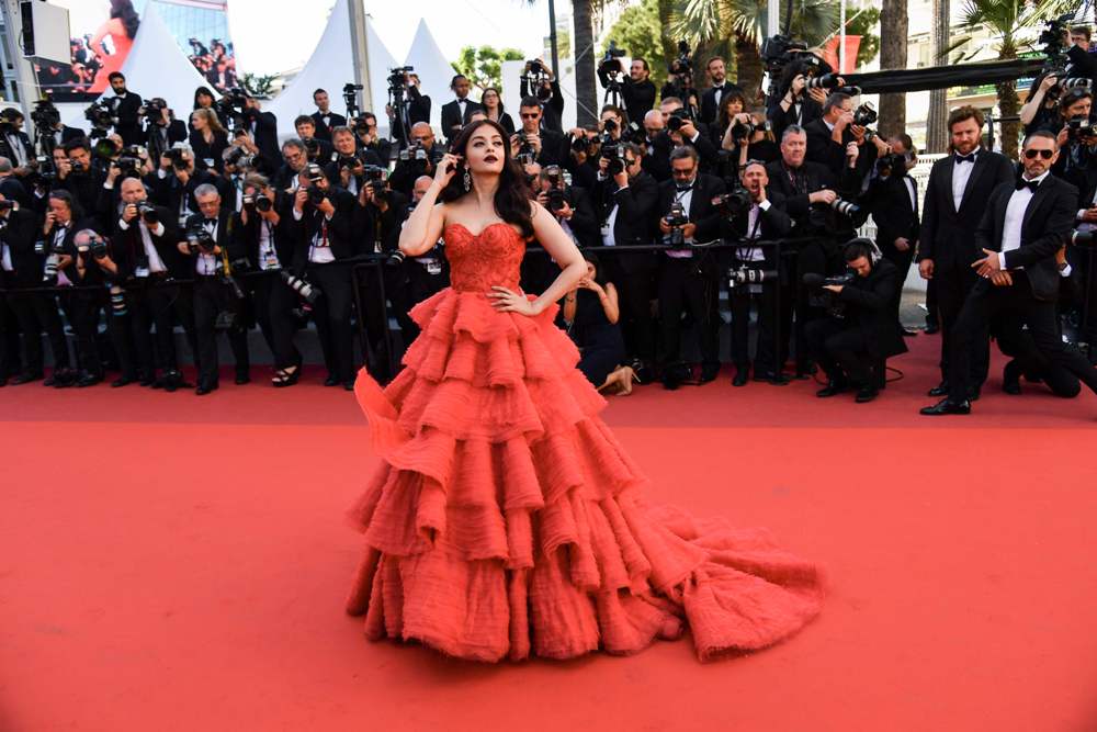 الهندية آيشواريا راي تتألق بالأحمر علي السجادة مهرجان كان  (6)