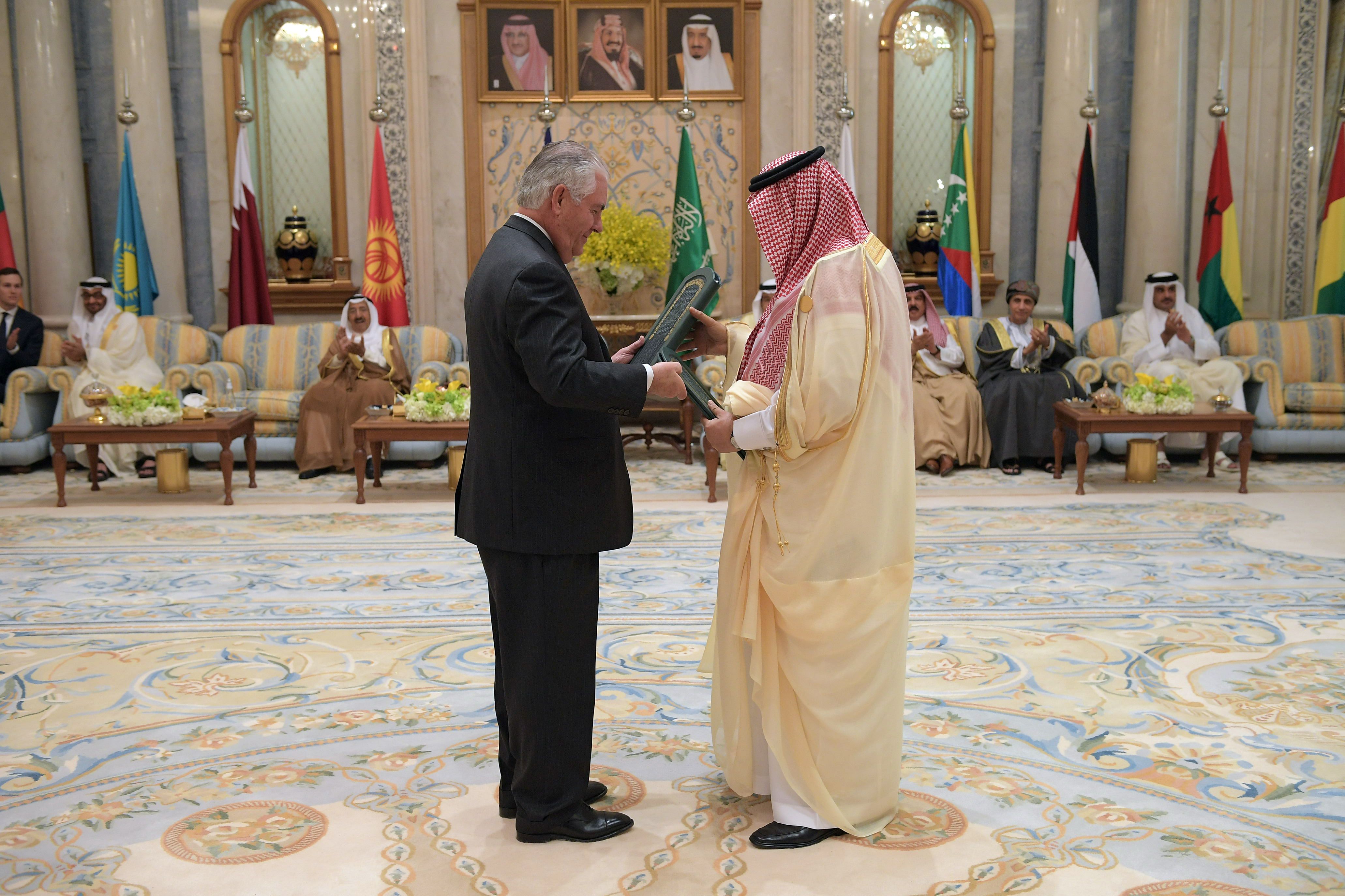 تلسم مذكرات التفاهم بين الأمير محمد بن نايف وتيلرسون تلسم مذكرات التفاهم بين الأمير محمد بن نايف وتيلرسون