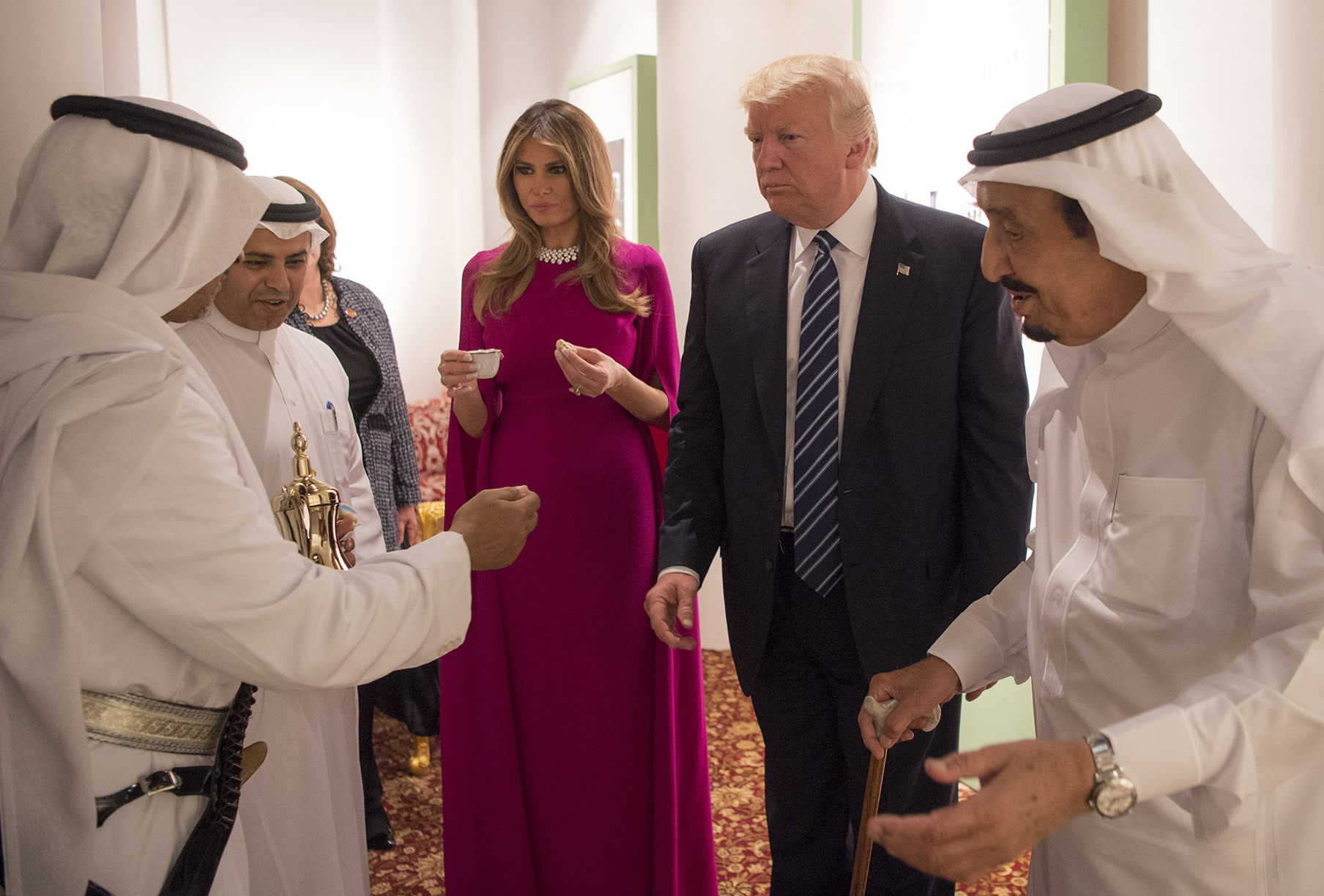 ميلانيا تتذوق الأكل مع القهوة بجانب ترامب والعاهل السعودى ميلانيا تتذوق الأكل مع القهوة بجانب ترامب والعاهل السعودى