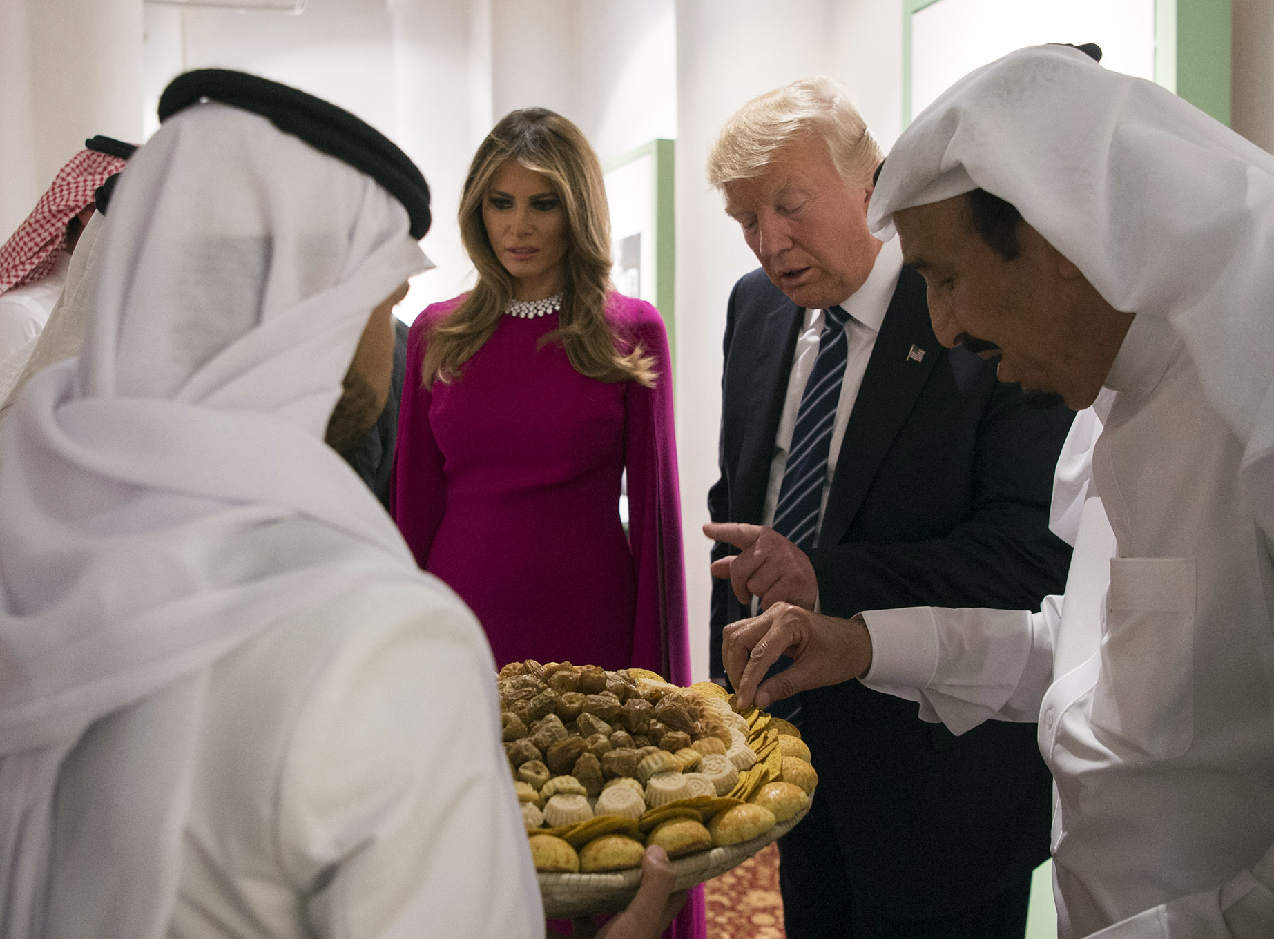 الملك سلمان يشرح اسماء الأكلات لترامب الملك سلمان يشرح اسماء الأكلات لترامب