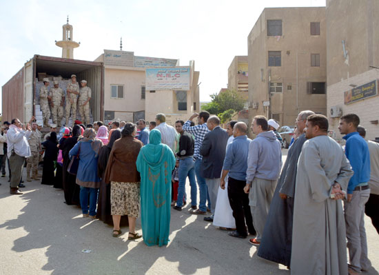 المواطنين-امام-سيارات-القوات-المسلحة-لتوزيع-كراتين-مخفضة-الثمن