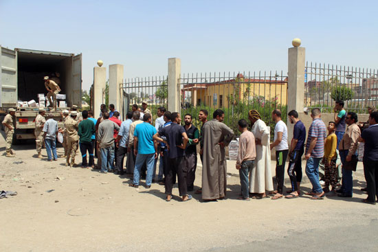 جانب-من-جهود-القوات-المسلحة-فى-توفير-كراتين-مخفضة-الثمن