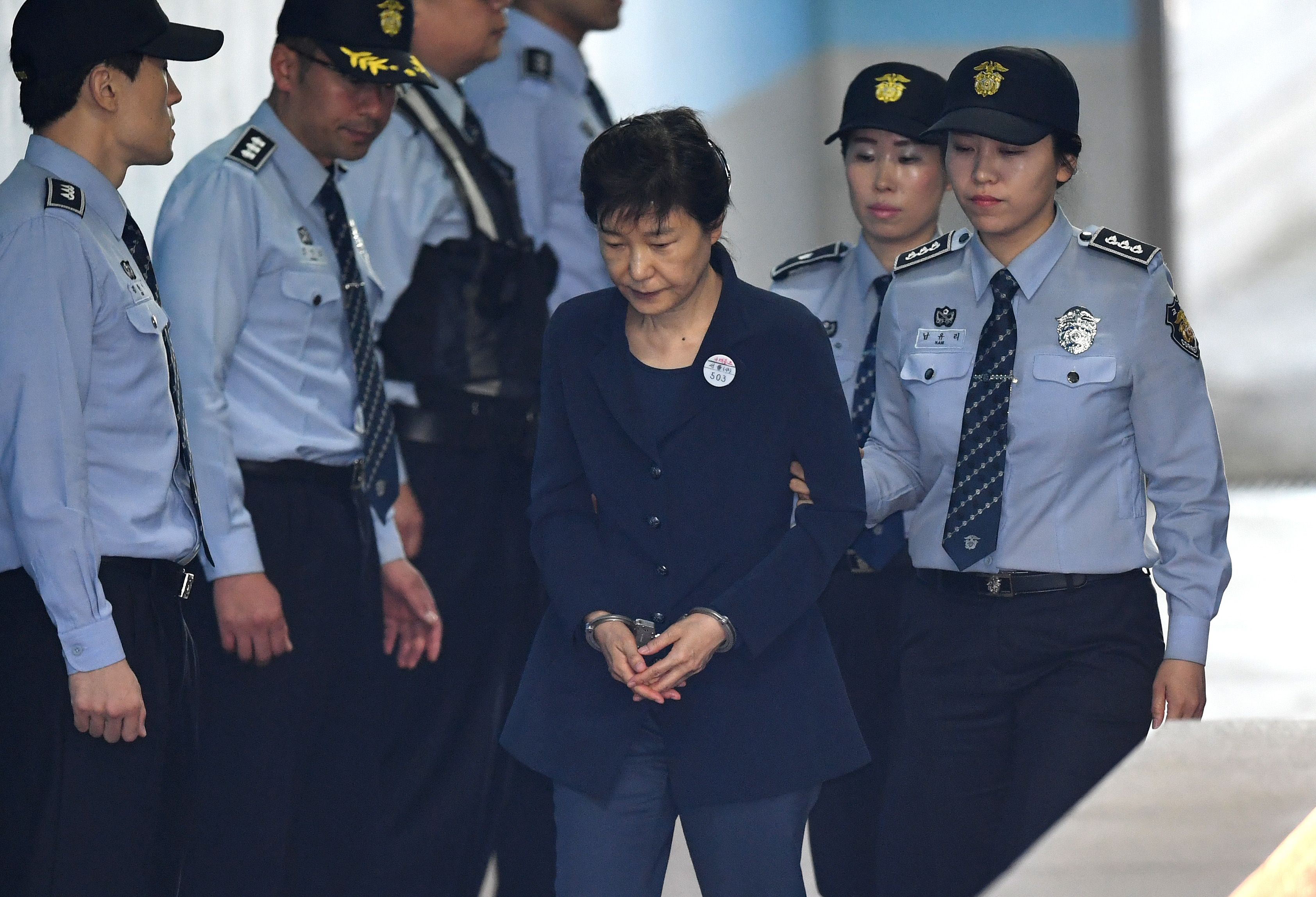 رئيسة كوريا الجنوبية السابقة بـالكلابشات خلال مثولها بجلسات المحكمة