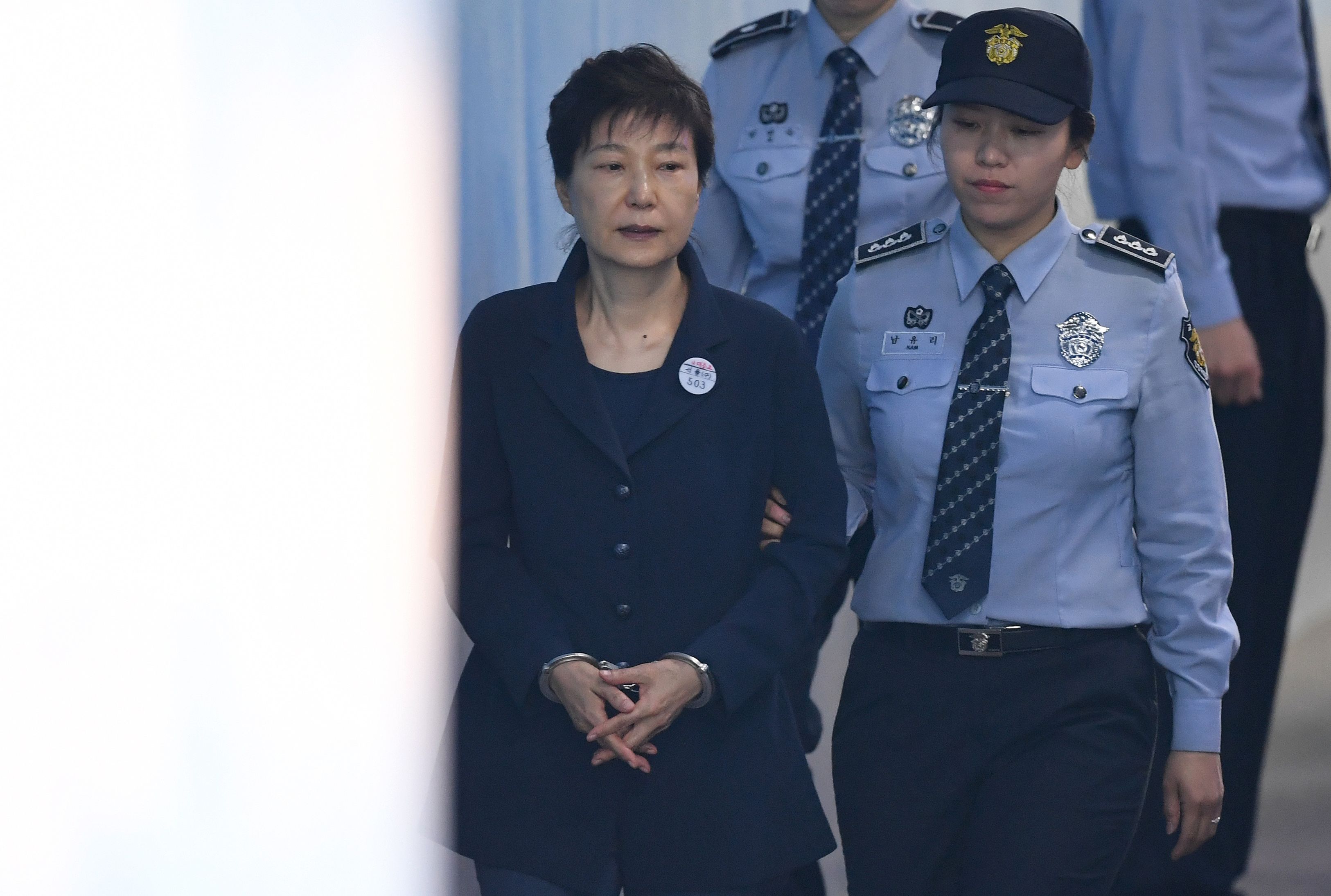 لحظة دخول رئيسة كوريا الجنوبية السابقة بـالكلابشات إلى قاعة المحكمة