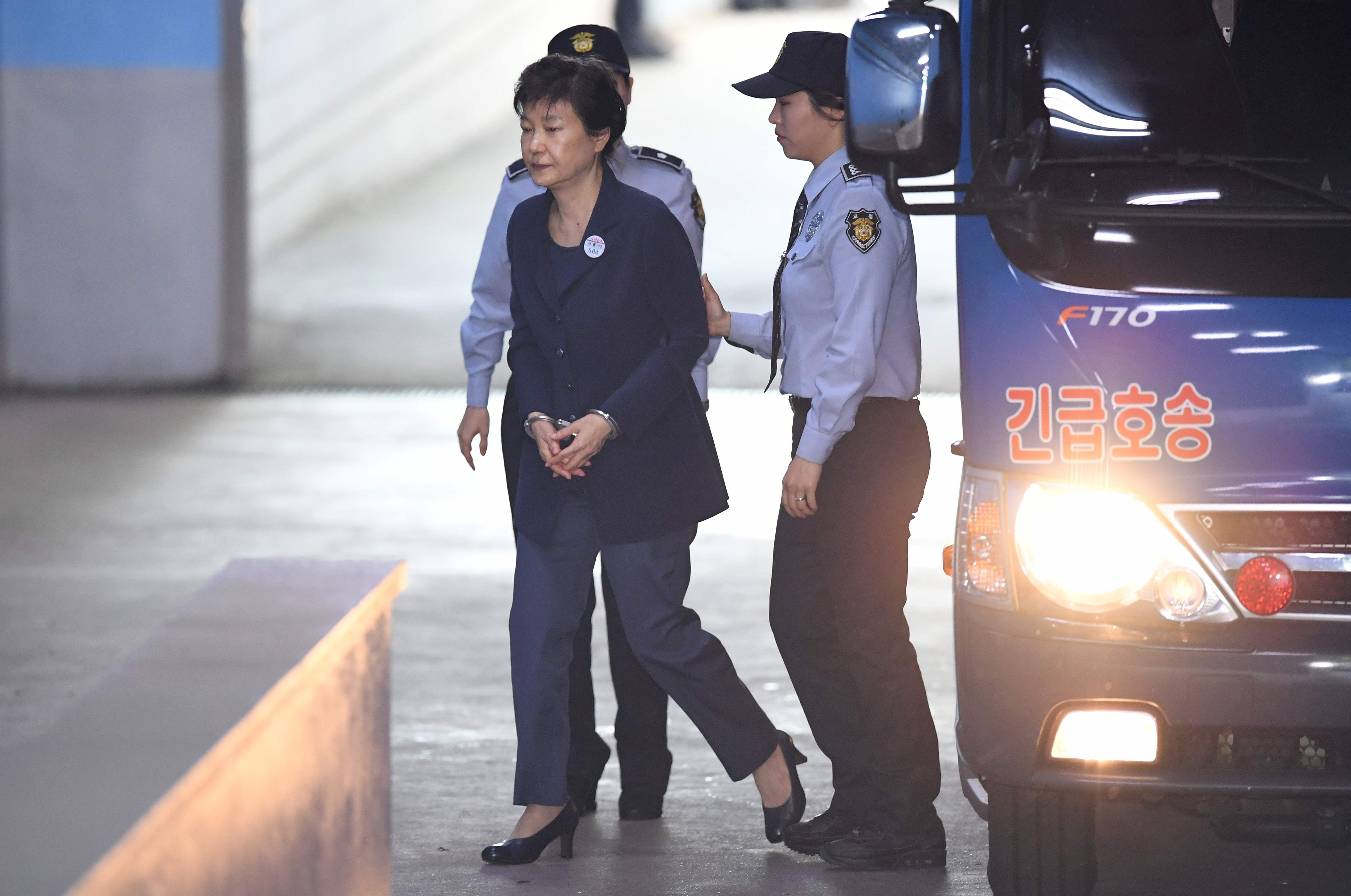 دخول رئيسة كوريا الجنوبية السابقة بـالكلابشات إلى قاعة المحكمة