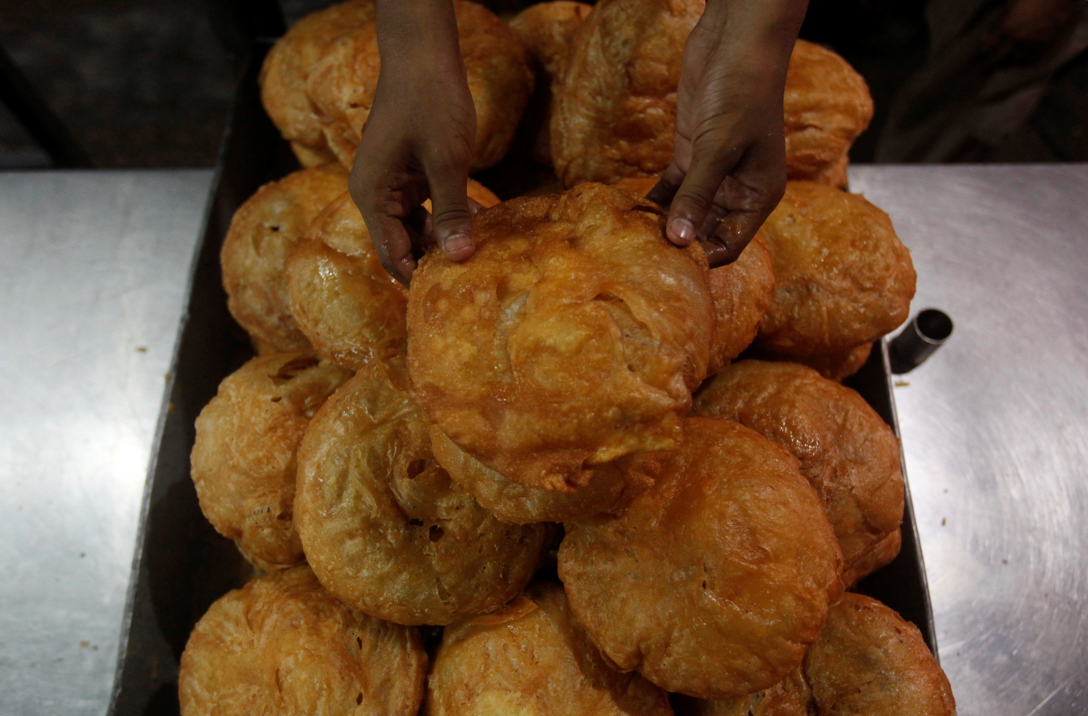 الحلوى الباكستانية جاهزة للبيع مع بداية شهر رمضان