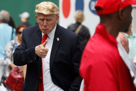 نتيجة بحث الصور عن مواطنون امريكيين يلتقطون صورا مع شبيه ترامب