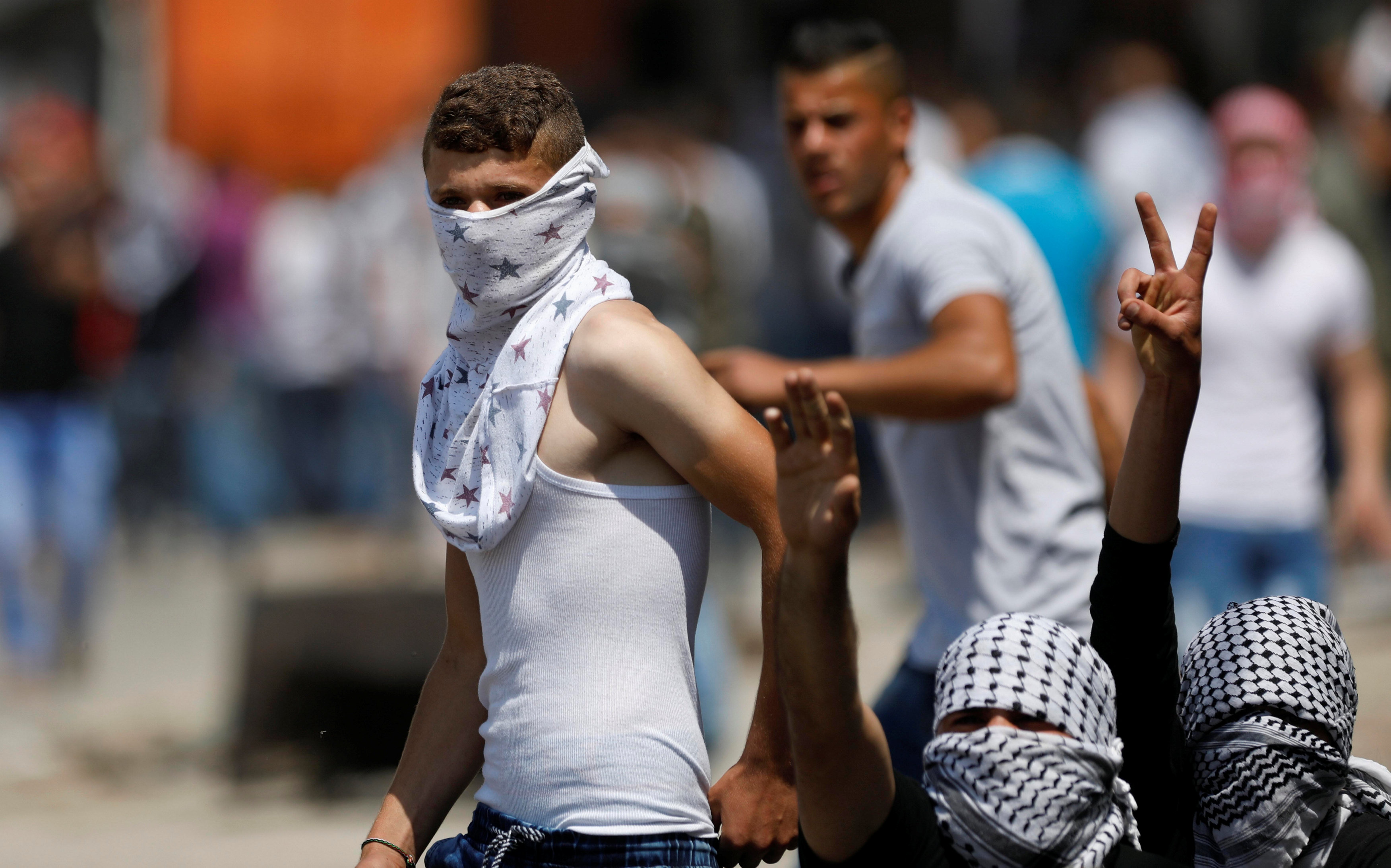 المتظاهرون الفلسطينييون خلال المواجهات