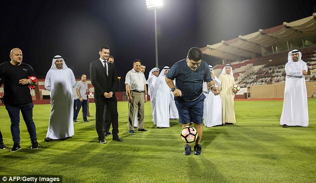 مارادونا يستعرض مهاراته الكروية