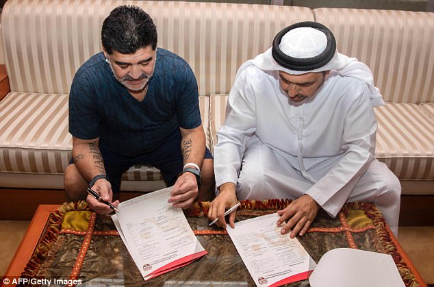 مارادونا لحطظة توقيع العقد
