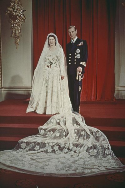 فستان زفاف الملكة إليزابيث
