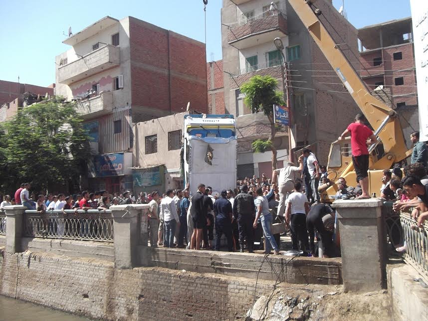 الاهالي يساعدون في انتشال السيارة الاهالي يساعدون في انتشال السيارة