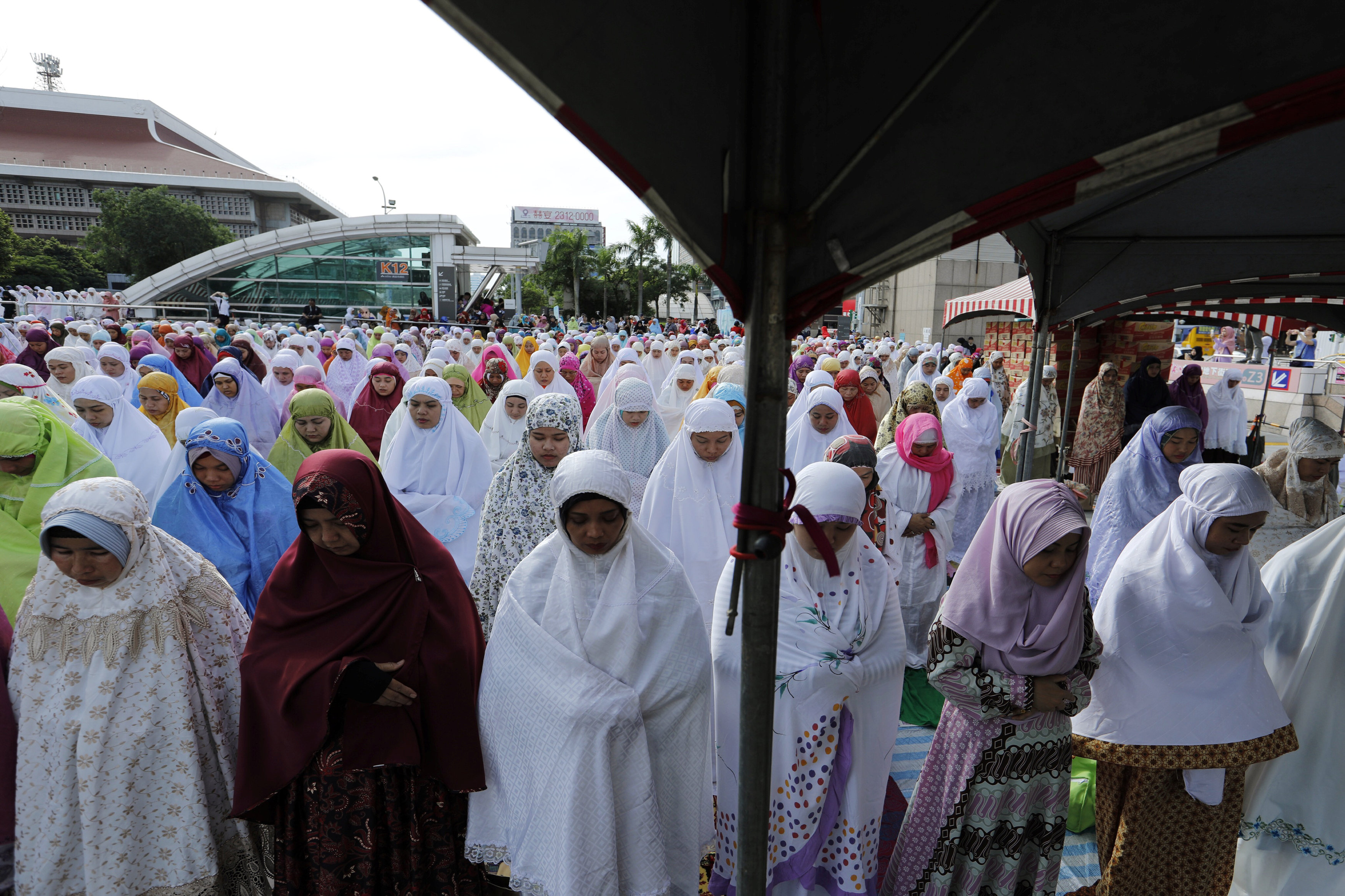 مسلمات تايوان يصلون العيد