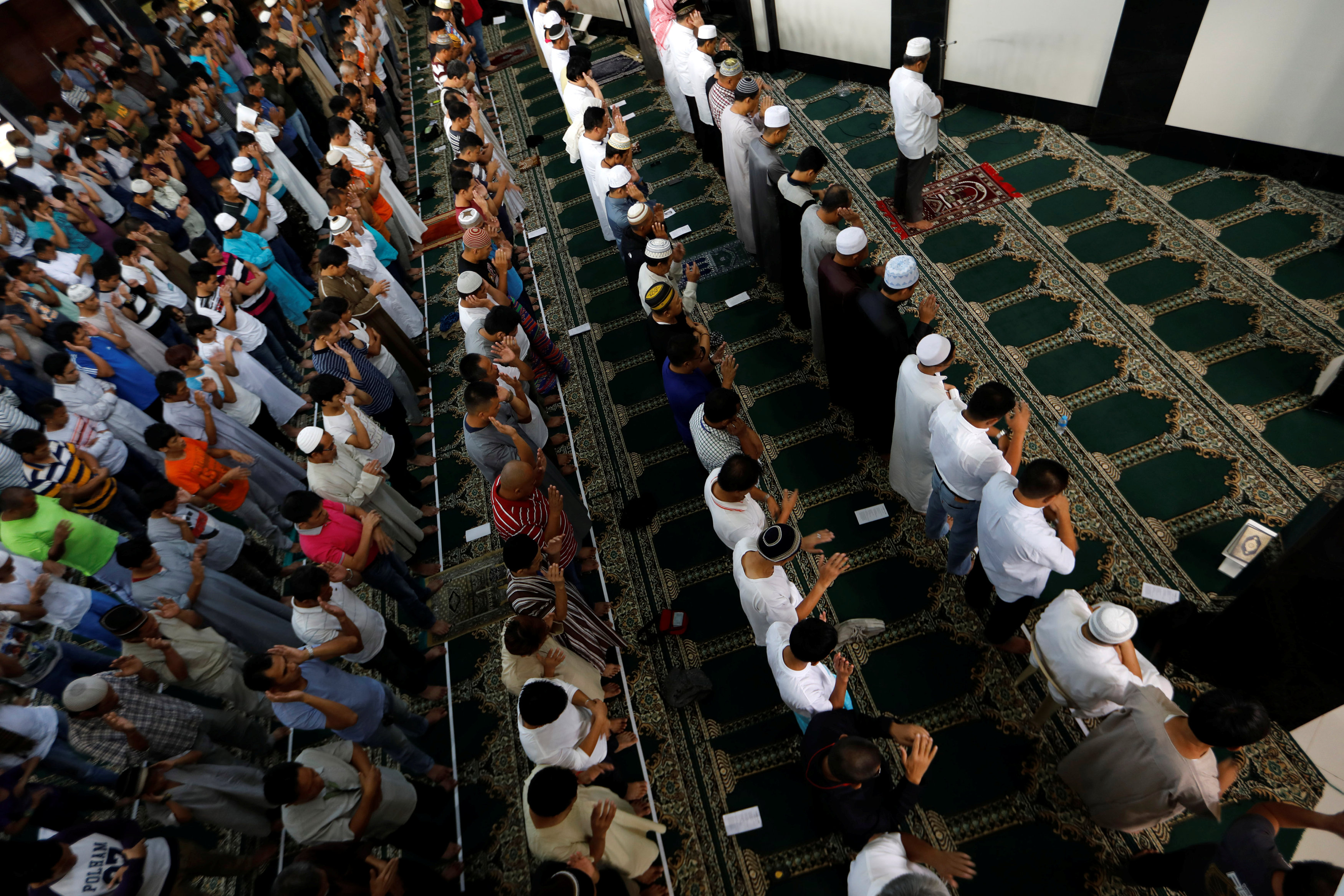مسلمو الفلبين يصلون عيد الفطر