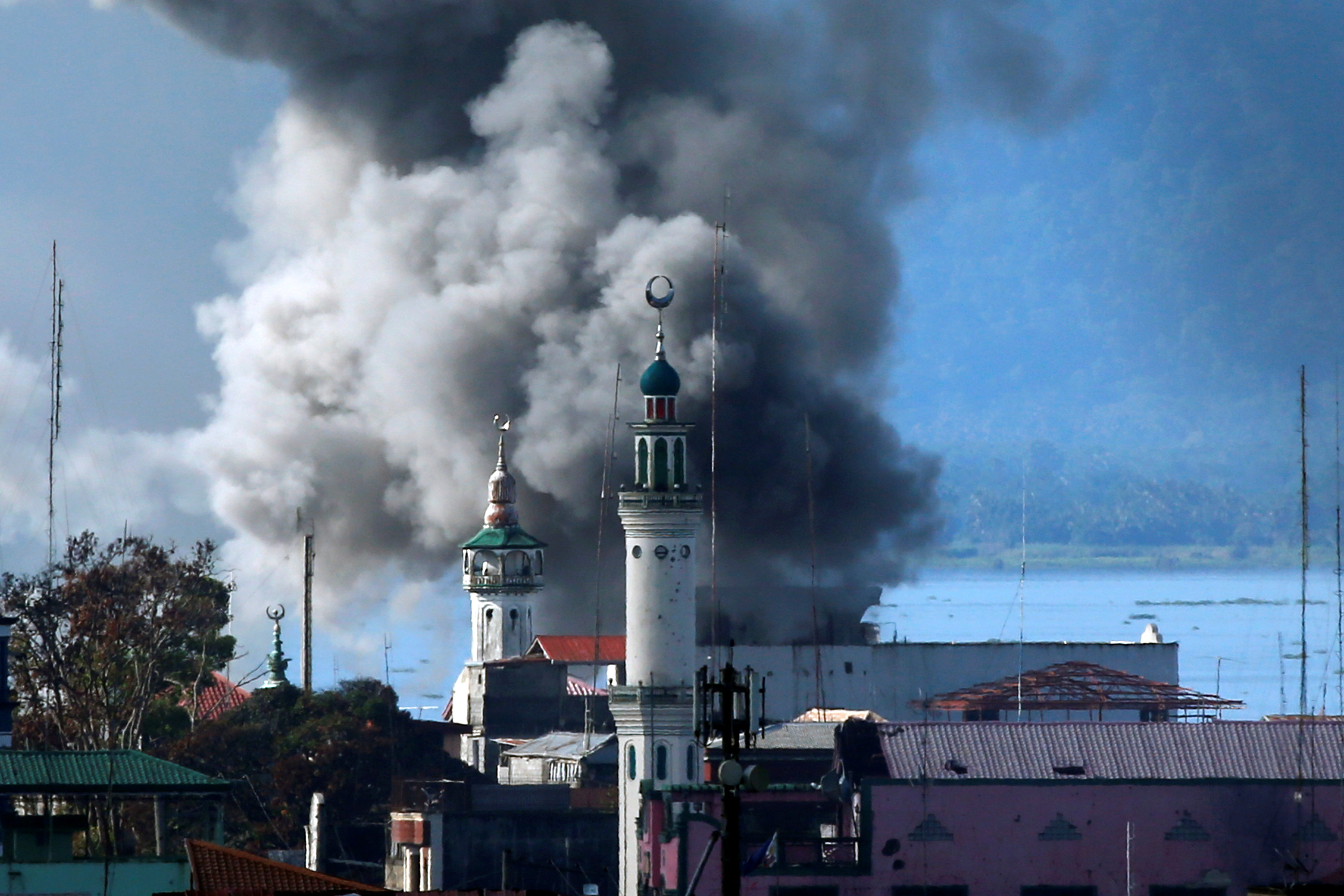 لحظة اطلاق قذيفة من الطيران بمحيط مسجد