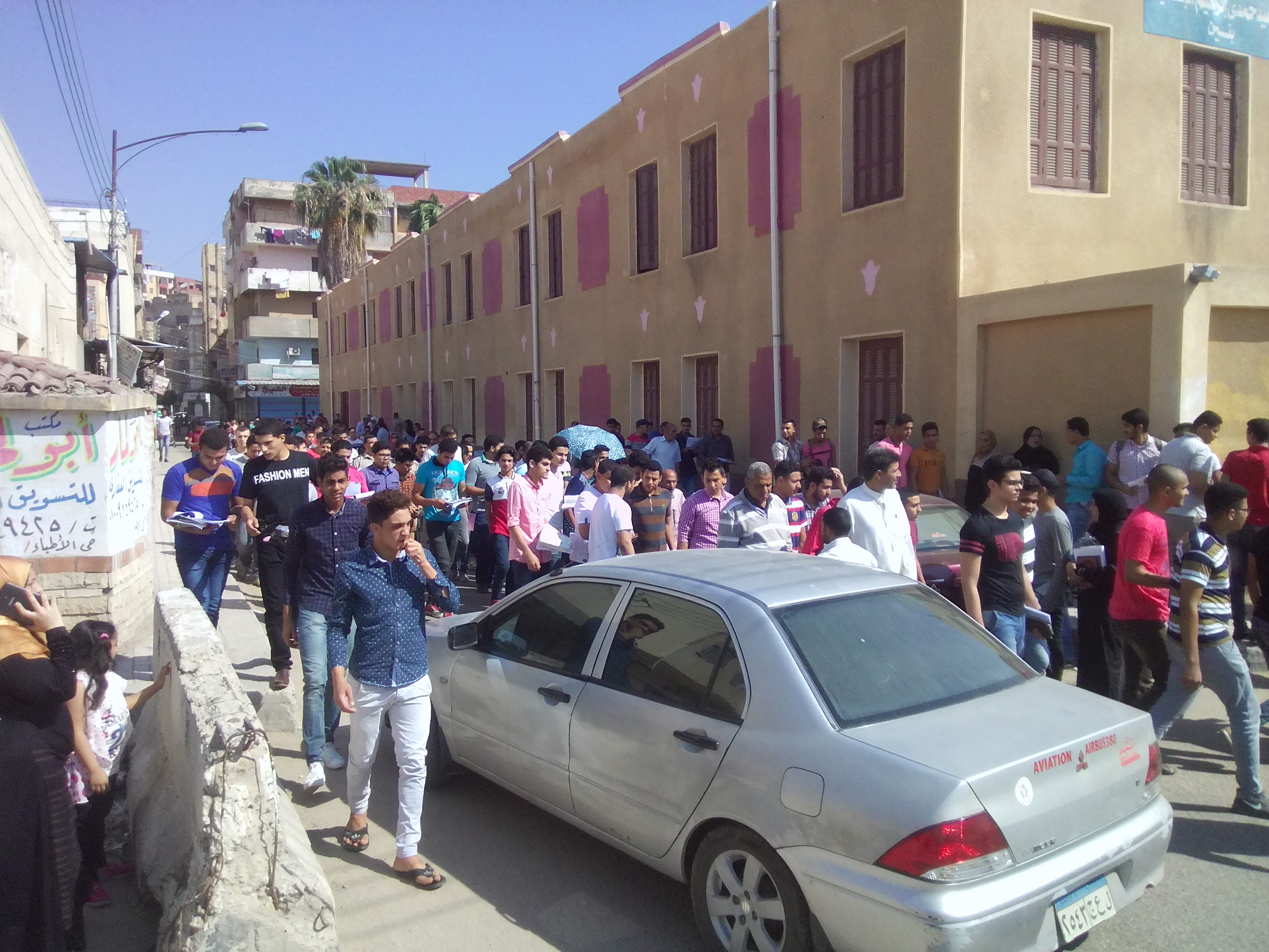 3- الطلاب أمام مدرسة الشهيد حمدي إبراهيم بكفر الشيخ