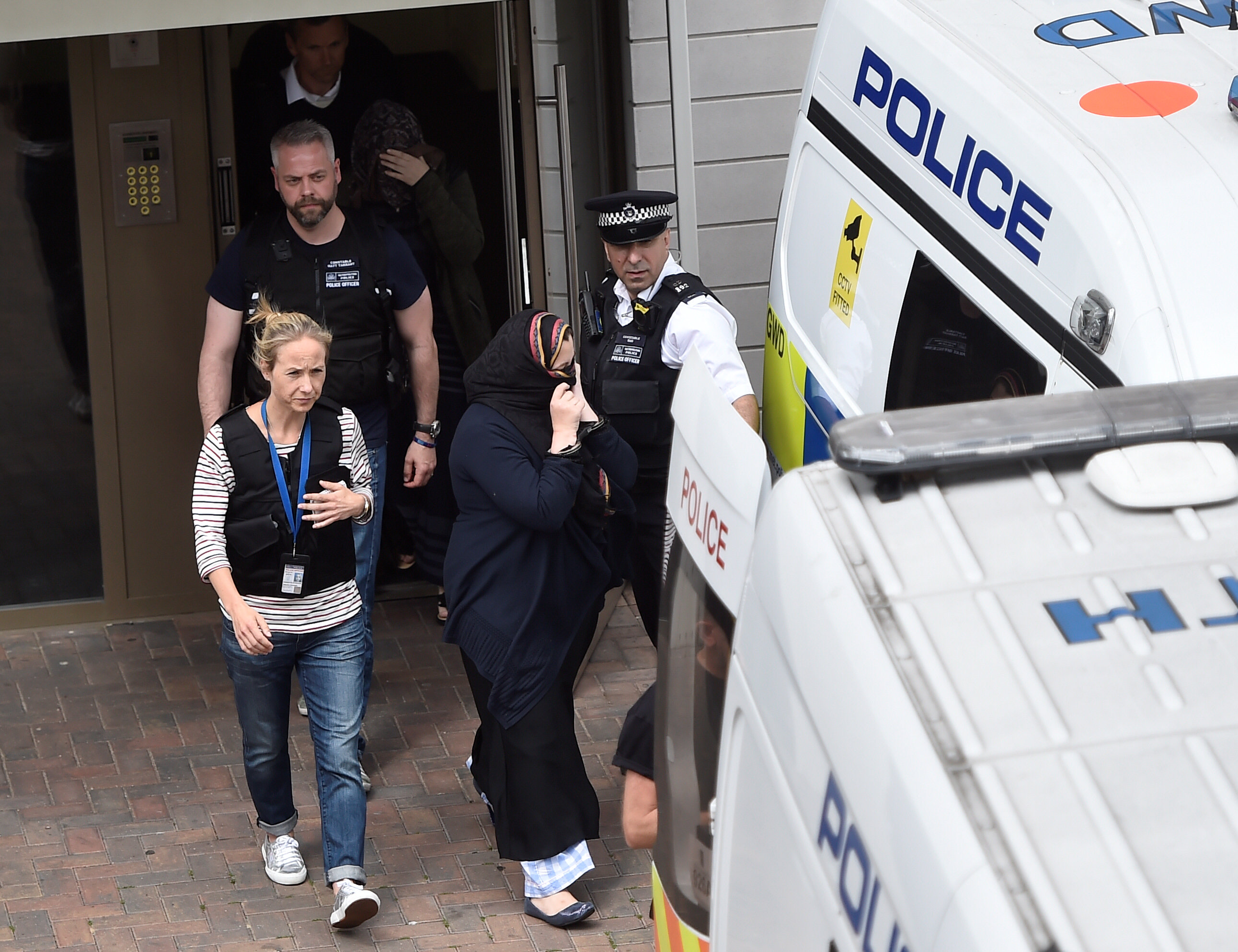 الشرطة البريطانية تعتقل سيدات من داخل شقة
