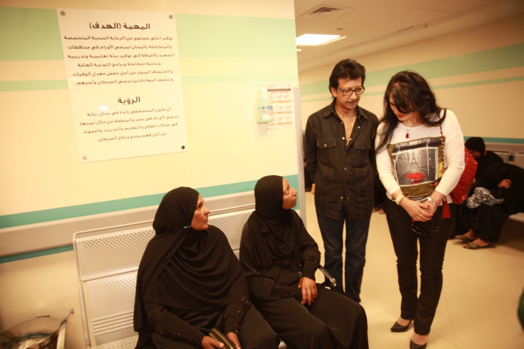 لقاء يوسف منصور مع المرضى داخل المستشفى